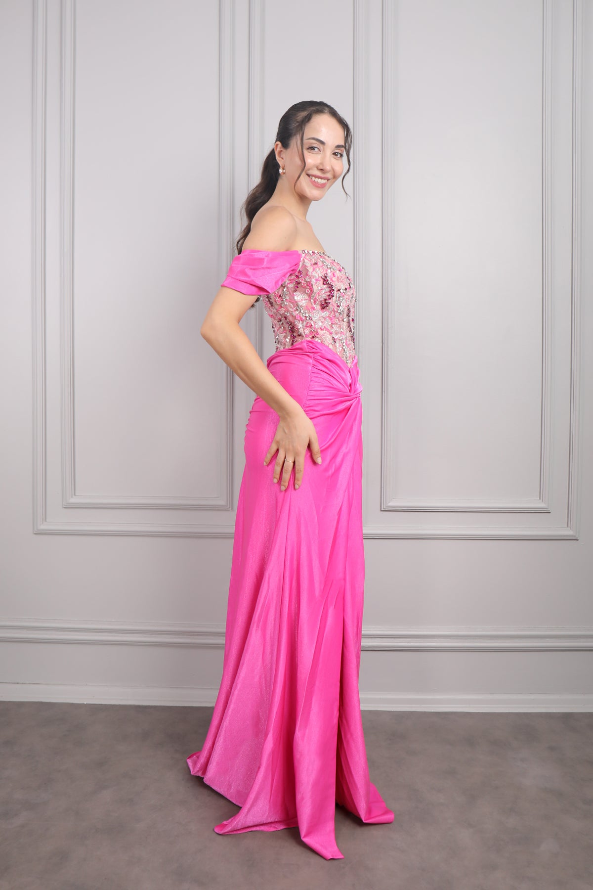 فستان سهرة مكشوف الاكتاف مطرز بالكريستالات مع تفصيل عقدة -فوشي