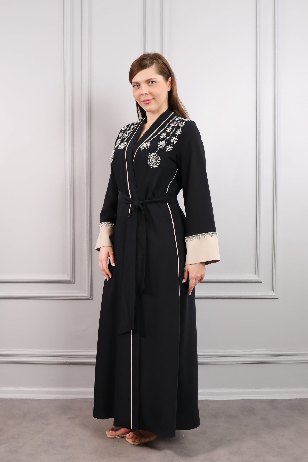 عباية مزين بالكريستالات مع حزام عالخصر -اسود