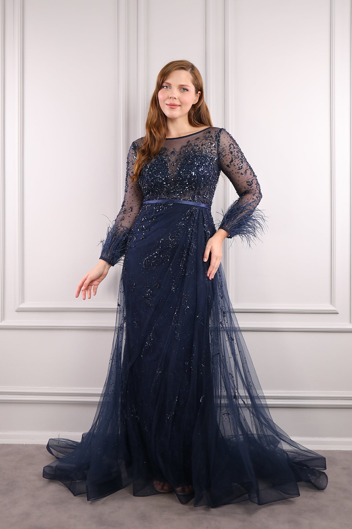 فستان سهرة بتطريز كريستال وياقة كبيرة وريش عالاساور -كحلي