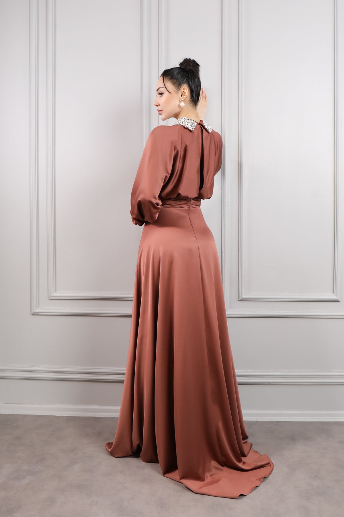 فستان سهرة ساتان مطرز بالكريستالات عالياقة والاكمام مقاس كبير -بني