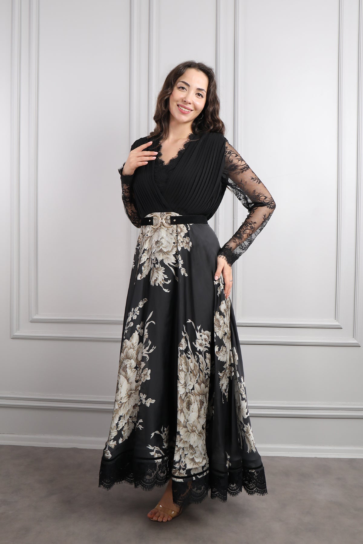 فستان ساتان بتفاصيل دانتيل ونقشات ورود مع حزام, مقاس كبير -اسود وبيج