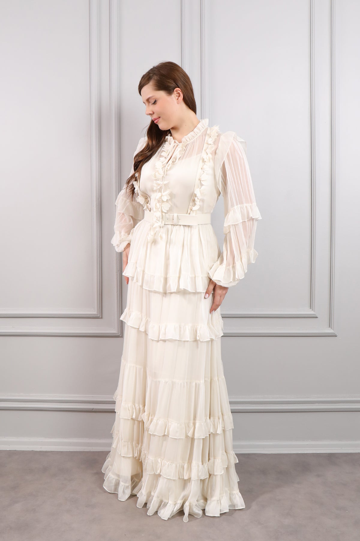 فستان شيفون بياقة تنربط بتفاصيل زهور وحزام على الخصر مقاس كبير -سكري