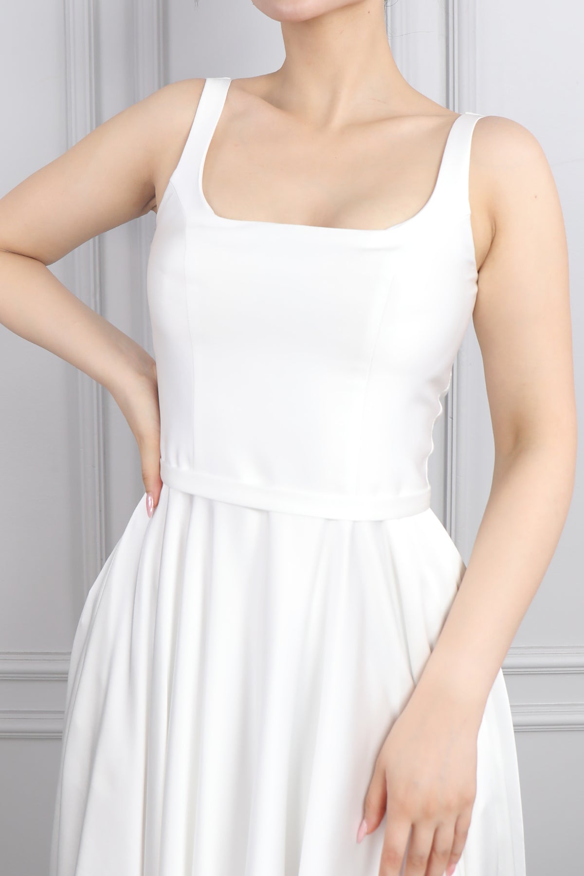 فستان سهرة ساتان بياقة مربعة وتفاصيل حبل ربط في الخلف -ابيض