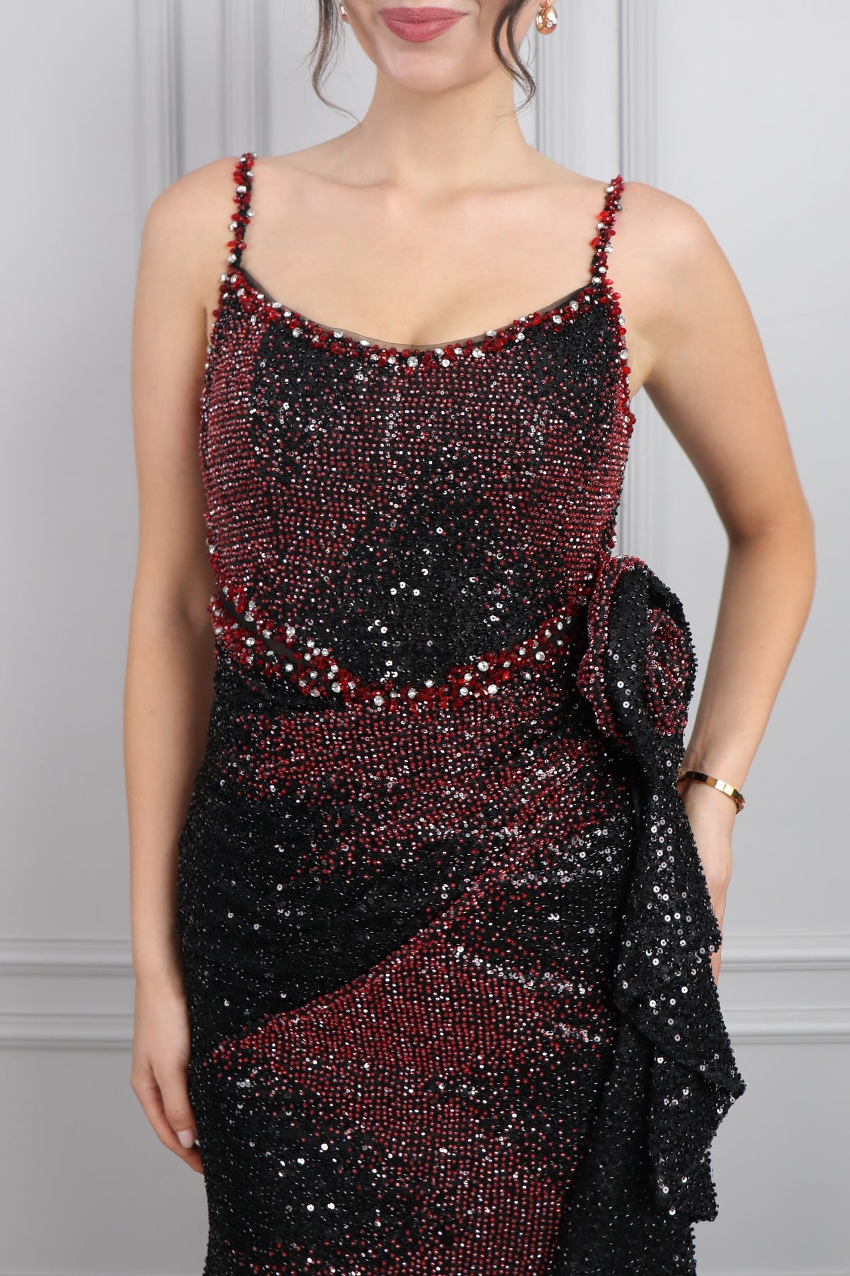 فستان سهرة بحمالات رفيعة وزينة زهرة عالخصر مطرز بالترتر من "المجموعة الخاصة" -احمر