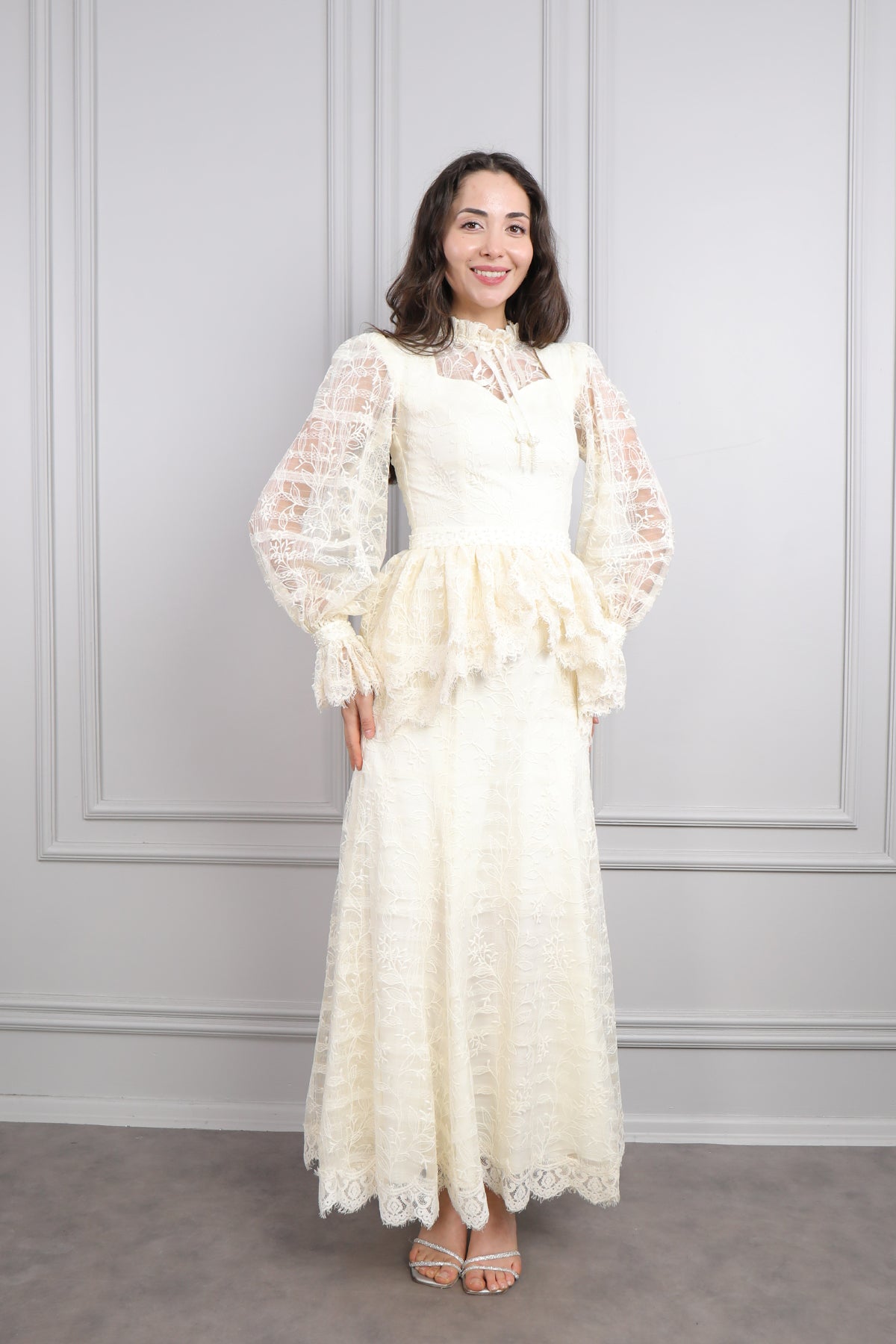 طقم فستان وتنورة دانتيل عالخصر بتطريزات خرزية -بيج