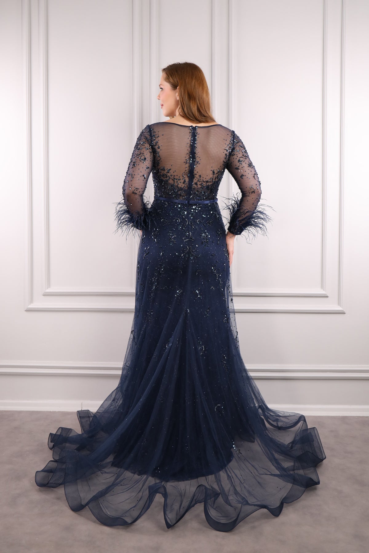 فستان سهرة بتطريز كريستال وياقة كبيرة وريش عالاساور -كحلي