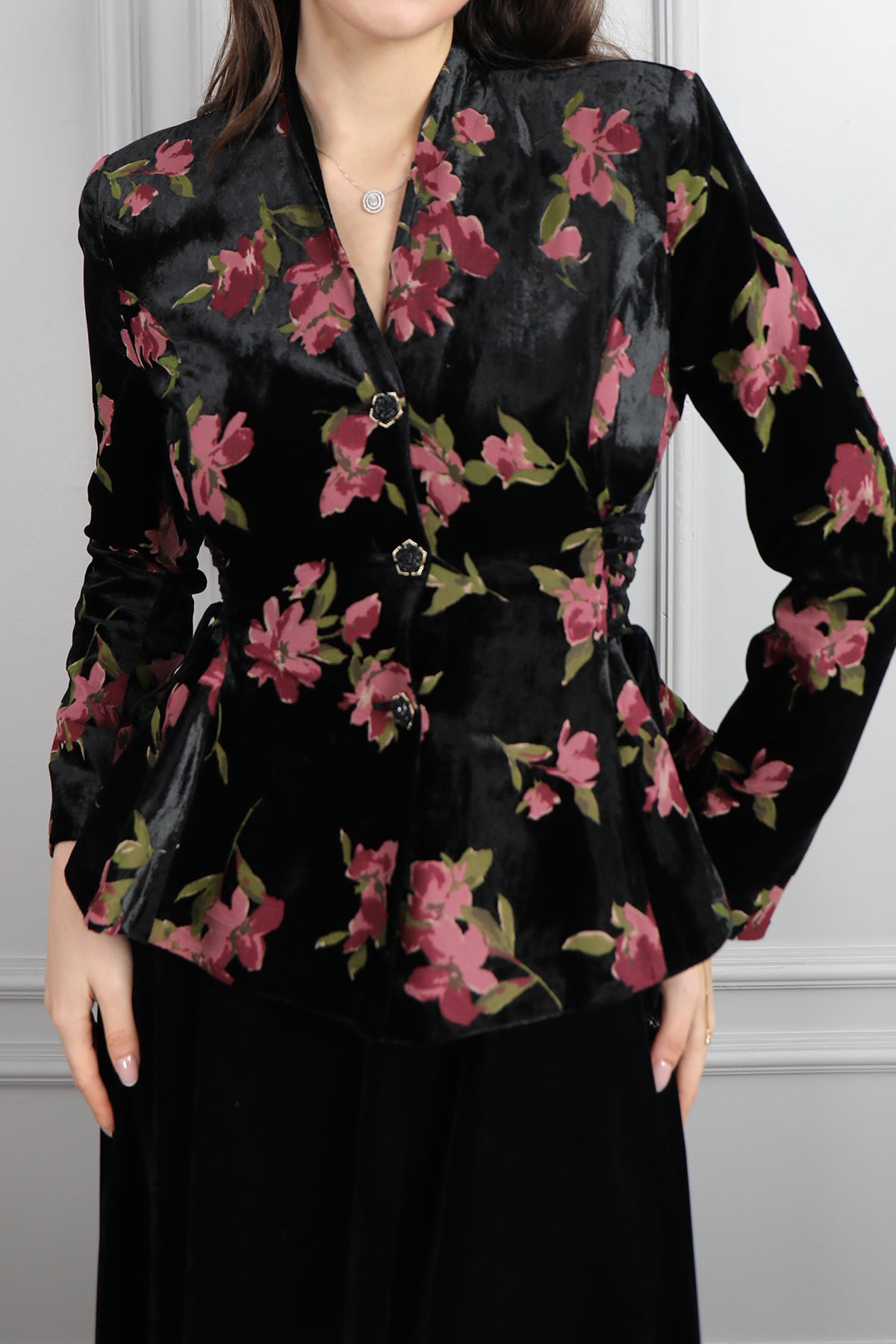 طقم تنورة وجاكيت مخملي مزخرف بورود -اسود