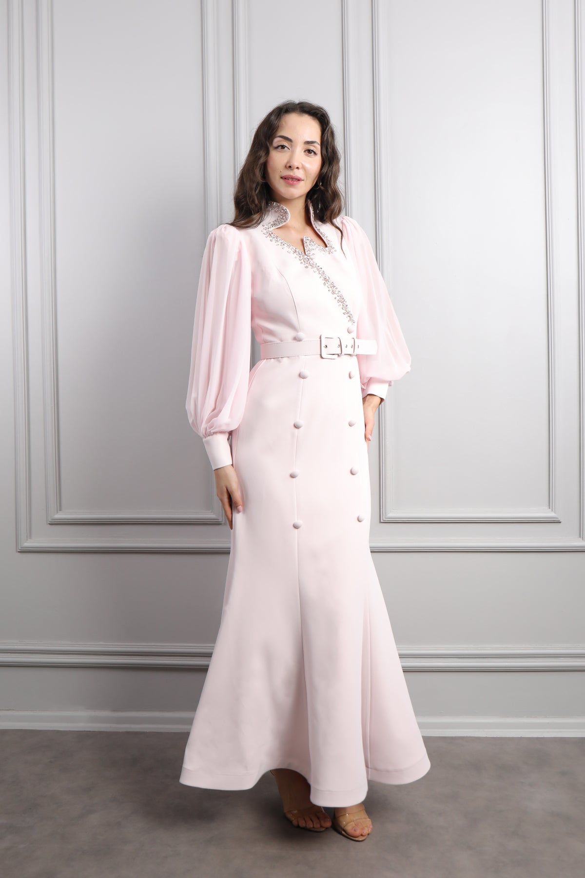 فستان بتفاصيل كريستالية واكمام واسعة وزينة ازرار -بمبي