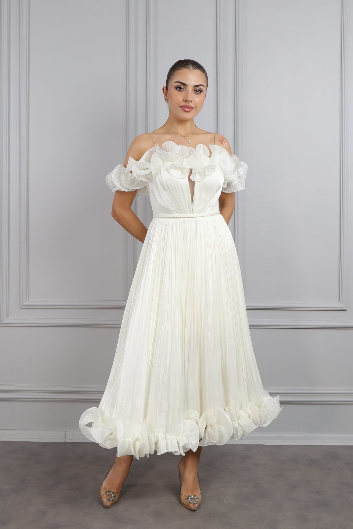 فستان سهرة ميدي بأكتاف مكشوفة، وياقة مكشكشة بحبل ربط خلفي، وتنورة مكسرة -سكري