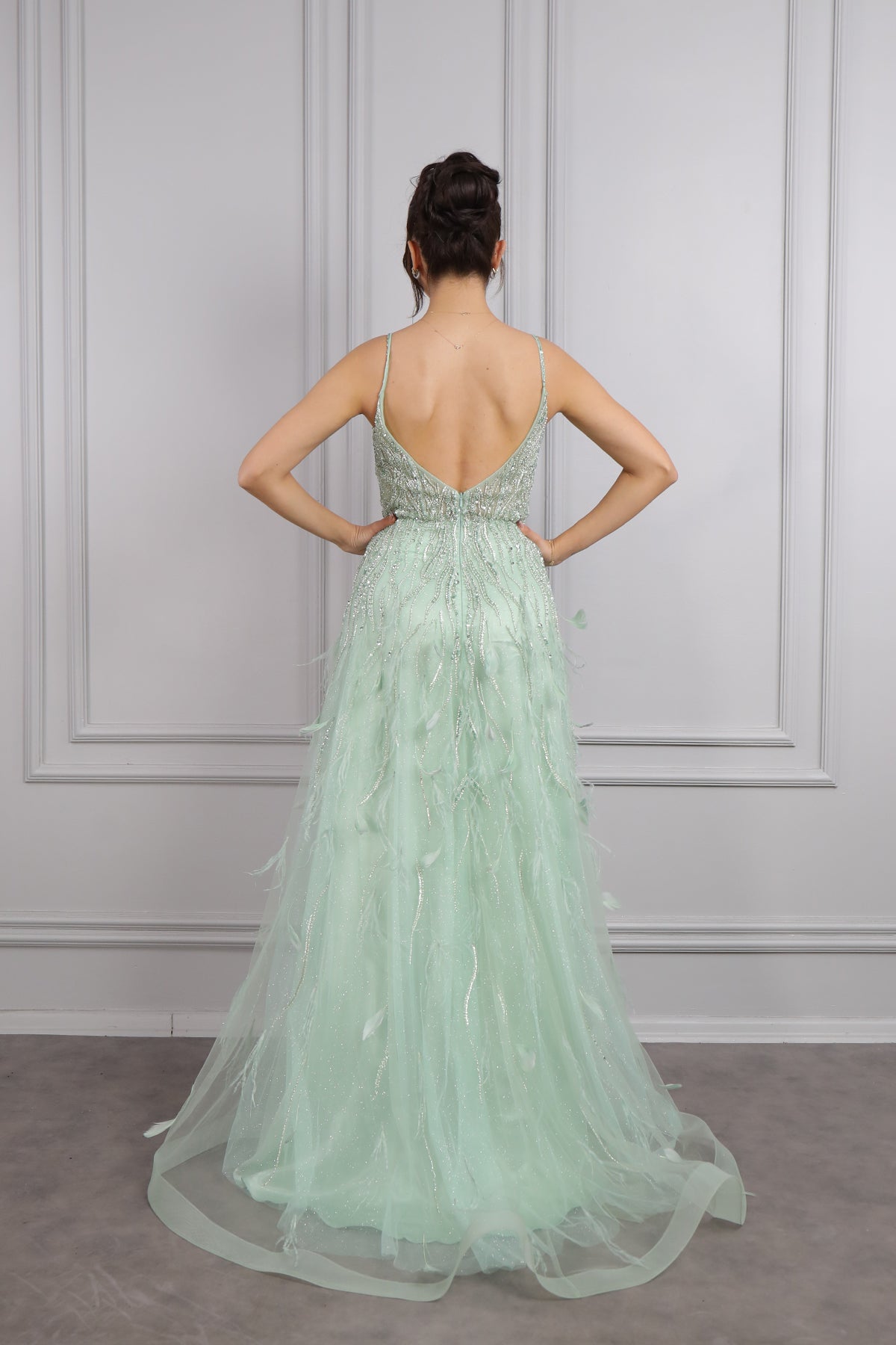 فستان سهرة بحمالات رفيعة وفتحة كبيرة في الصدر مع تفاصيل ريش من "المجموعة الخاصة" -اخضر