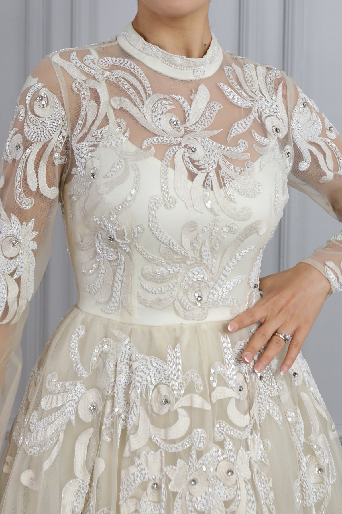 فستان سهرة ميدي بتفاصيل شفافة مطرز بالخرز بياقة عالية من "المجموعة الخاصة" -سكري