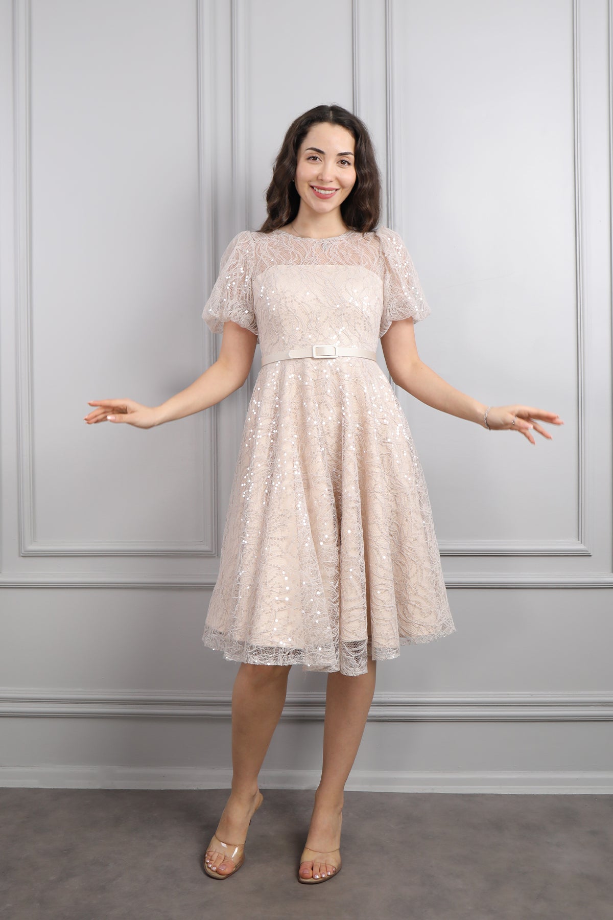 فستان سهرة قصير لامع باكمام بالون وحزام عالخصر -بيج