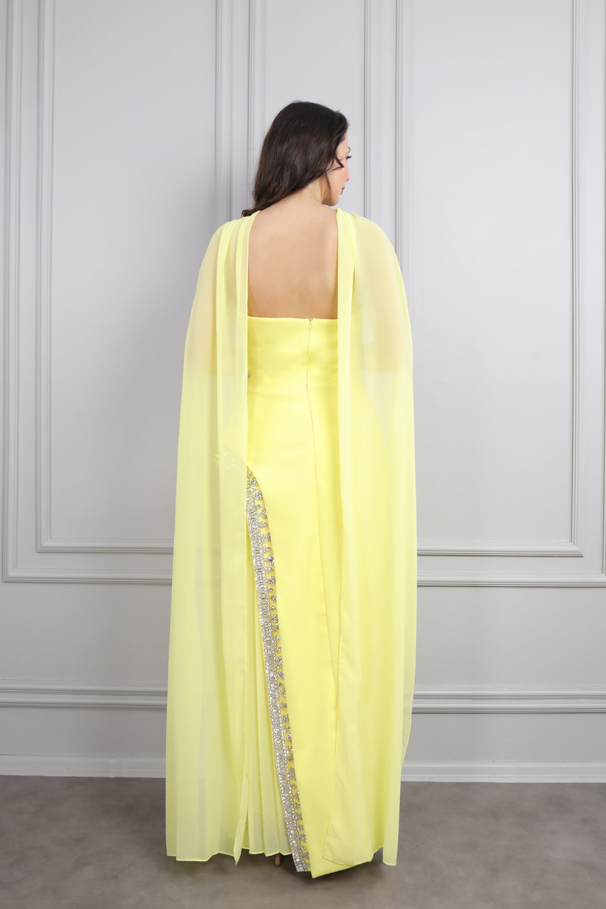 فستان سهرة سترابلس بتطريزات كريستالية و وشاح في العنق -اصفر