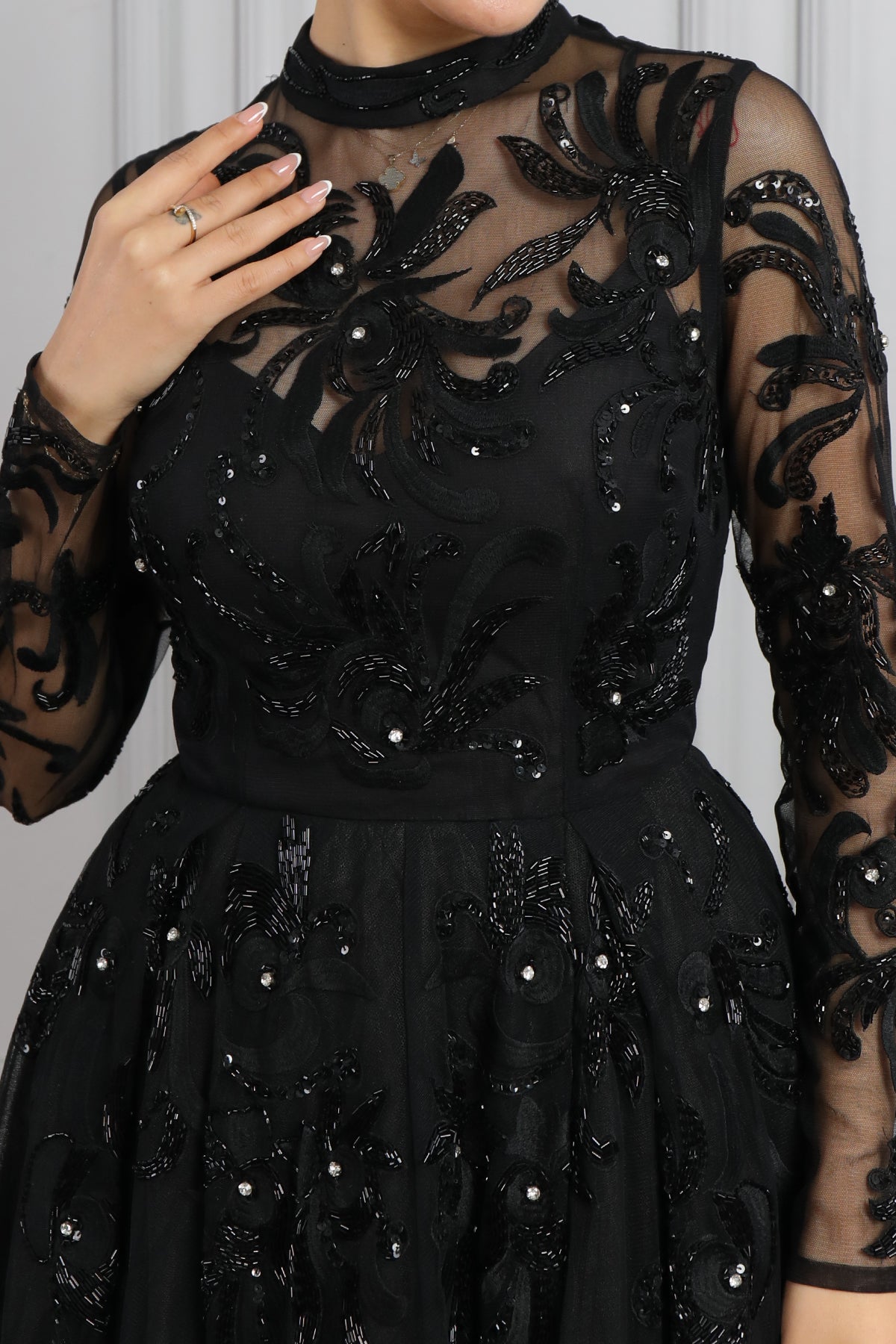 فستان سهرة قصير بتفاصيل شفافة وياقة عالية مزين بالخرز من "المجموعة الخاصة" - اسود