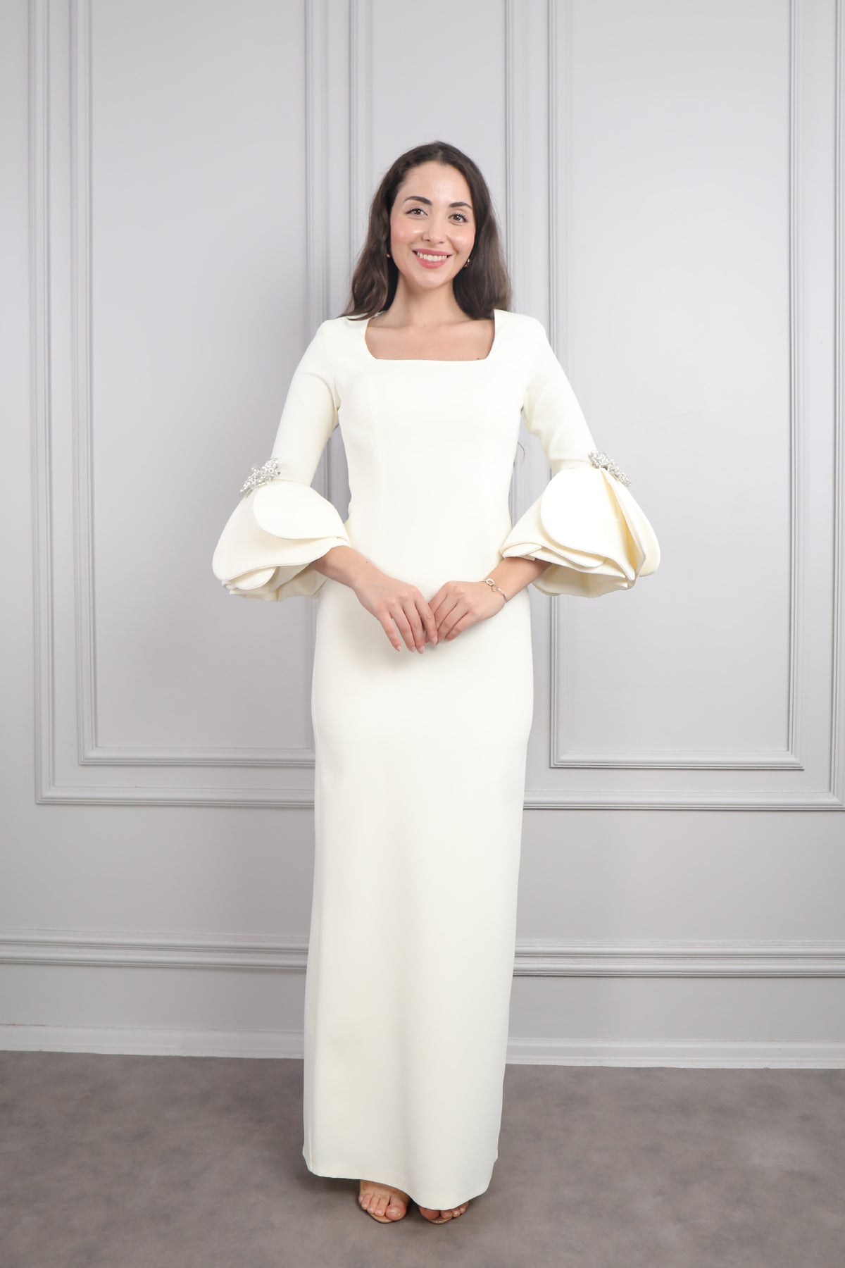 فستان سهرة بياقة مربعة و اكمام منتفخة بفيونكة كريستالية -سكري