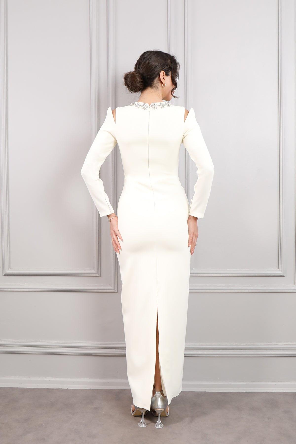 فستان سهرة بياقة بيضاوية وتفاصيل فتحات بتطريزات كريستالية -سكري