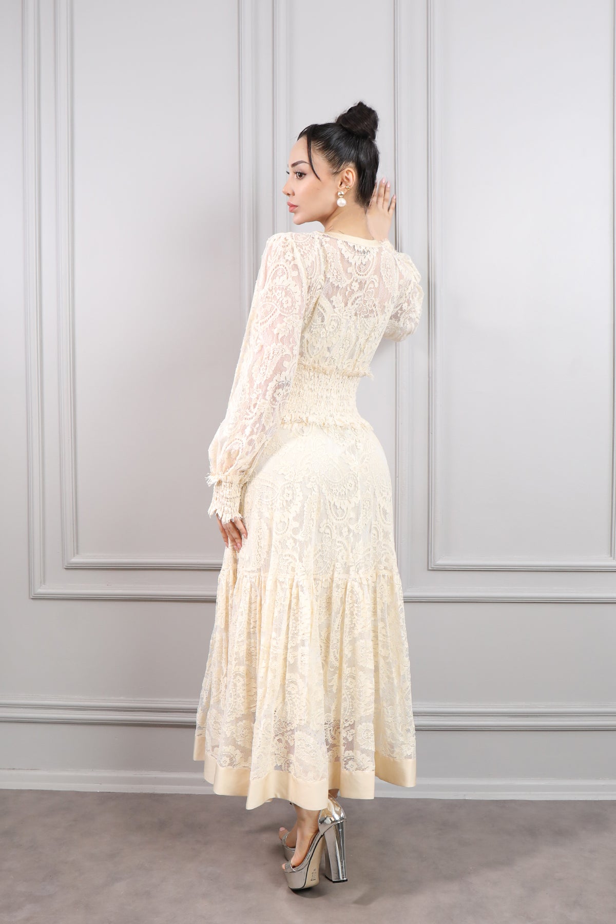 فستان ميدي بياقة مثلثة وتفاصيل فصوص -سكري