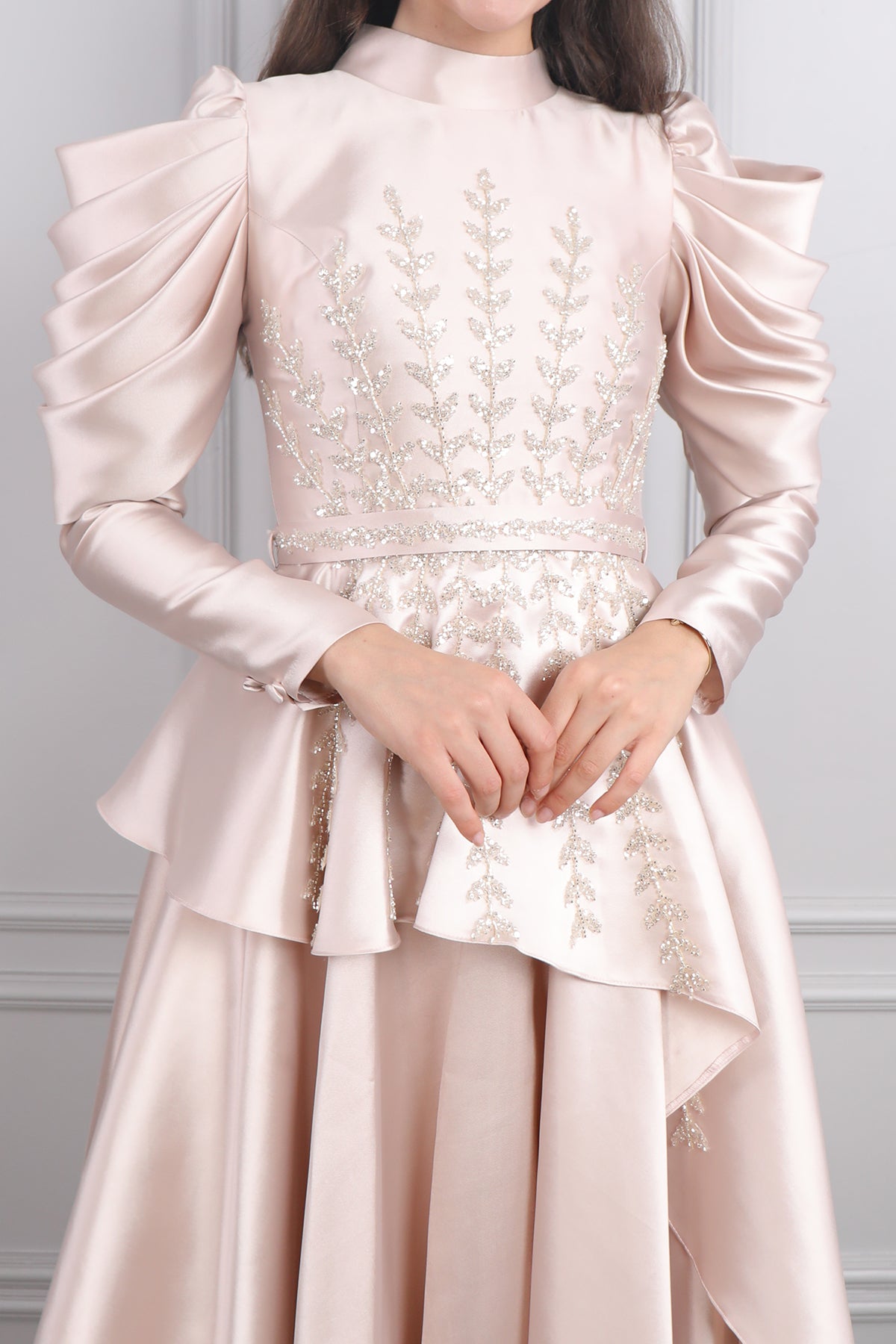 فستان سهرة خناقي بتطريزات خرزية وتفاصيل طبقات في الاكتاف -بمبي