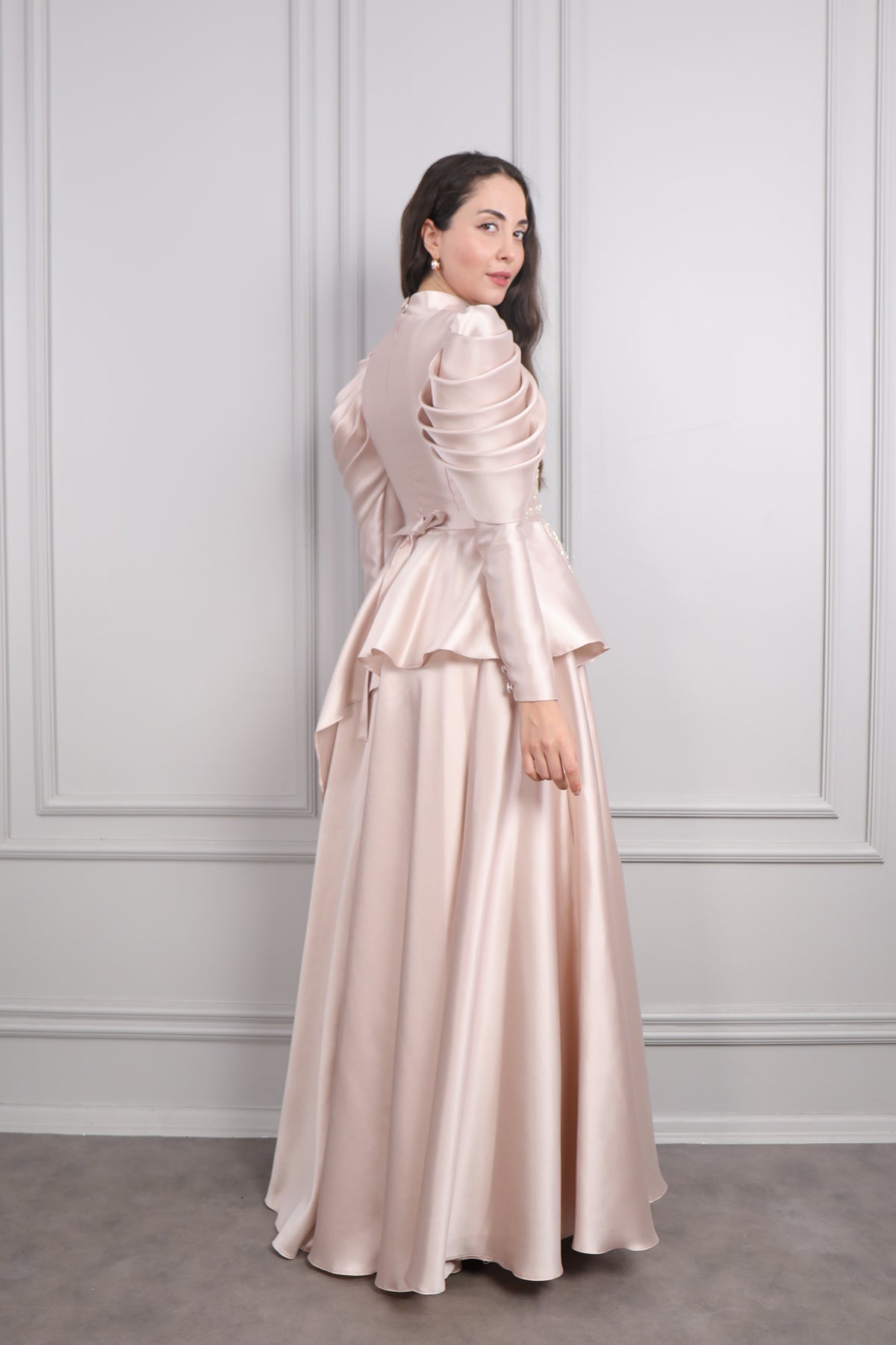 فستان سهرة خناقي بتطريزات خرزية وتفاصيل طبقات في الاكتاف -بمبي