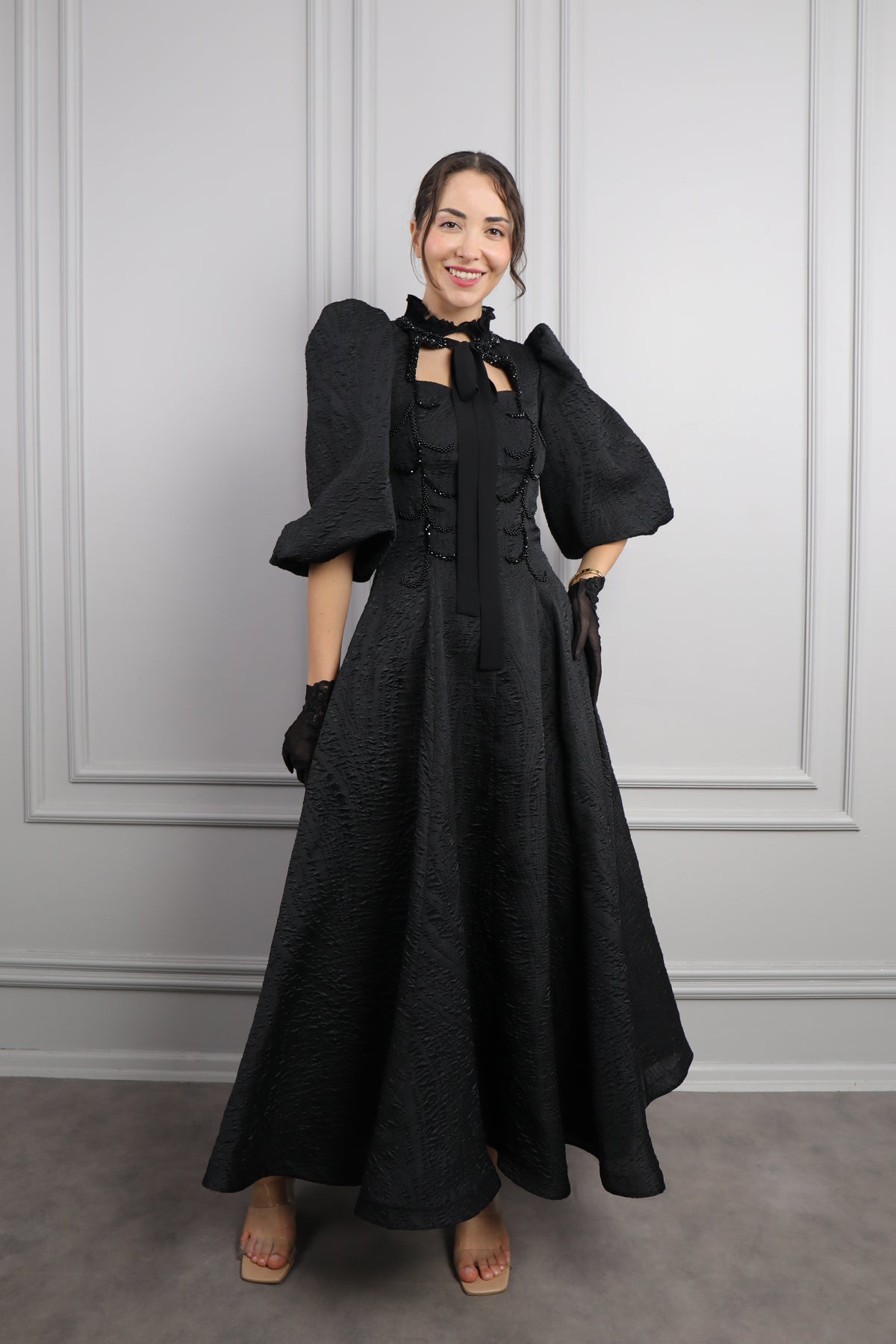 فستان ميدي بياقة تنربط باكمام بالون وتطريزات خرزية -اسود