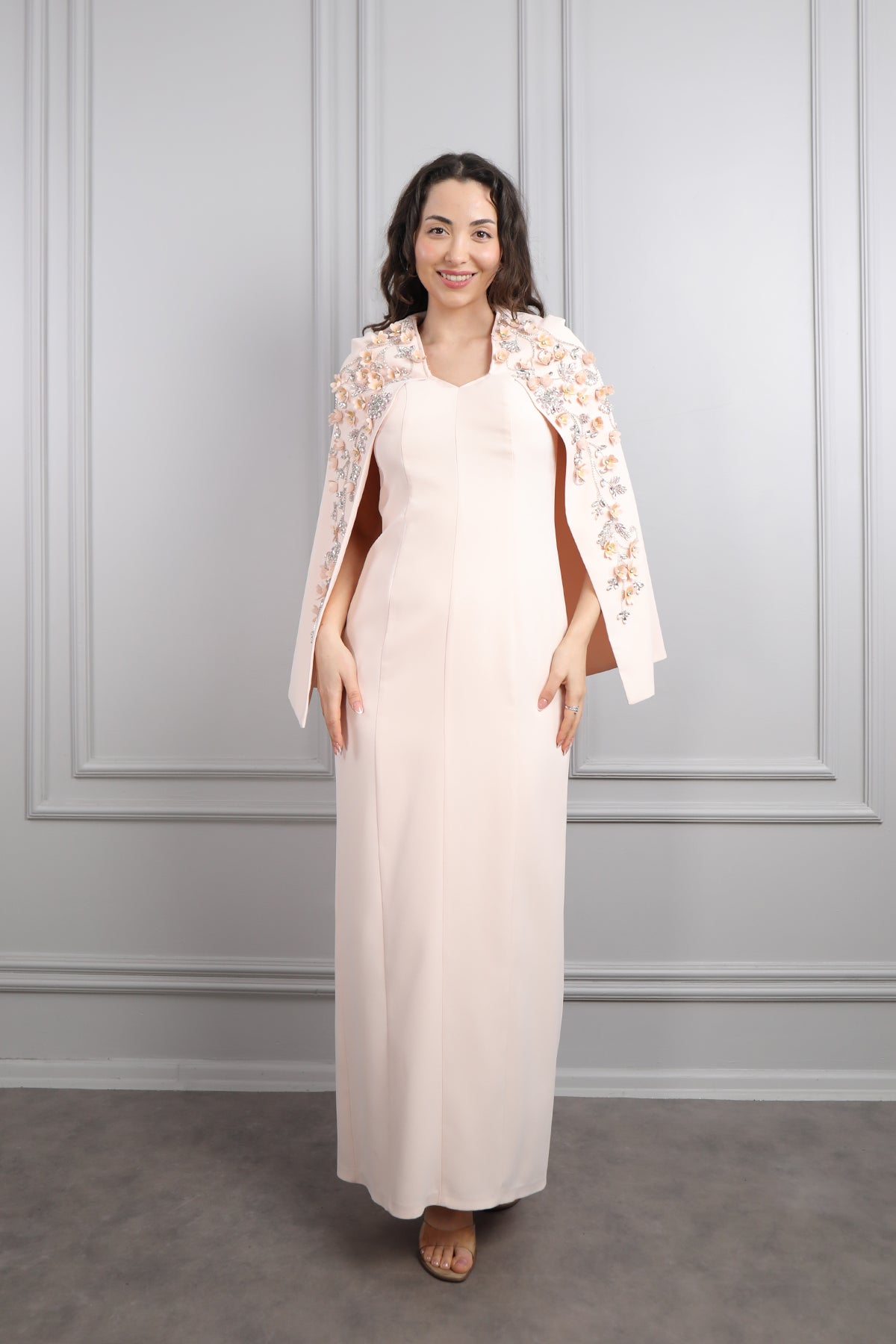 فستان سهرة بتفصيل كايب عالكتف بتطريزات كريستالية مقاس كبير -بمبي