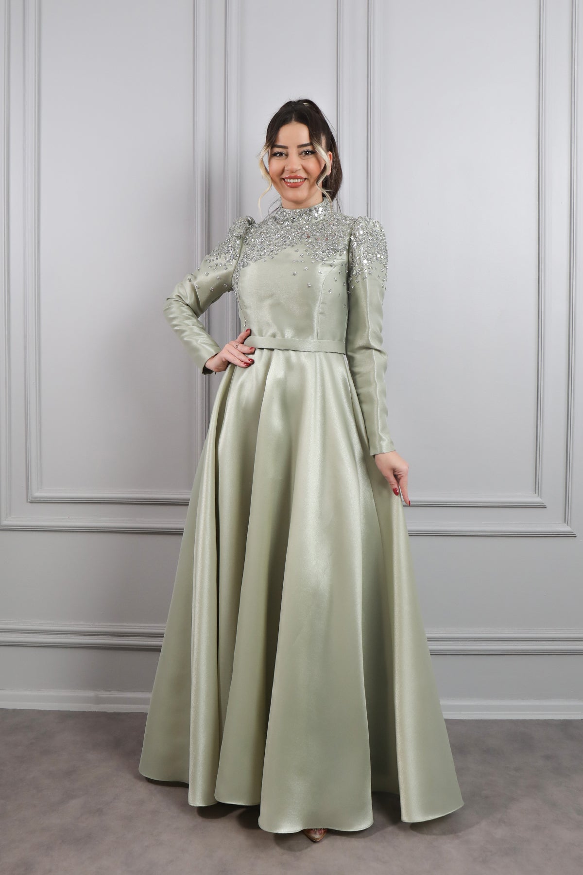 فستان سهرة حجاب خناقي مطرز بالكريستالات -اخضر