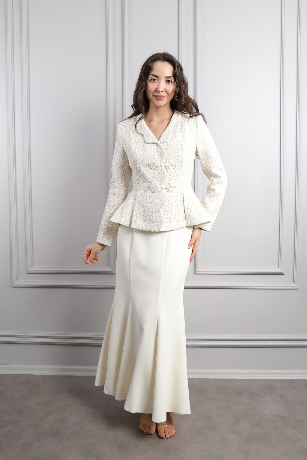 طقم تنورة وجاكيت بازرار مميزة -سكري