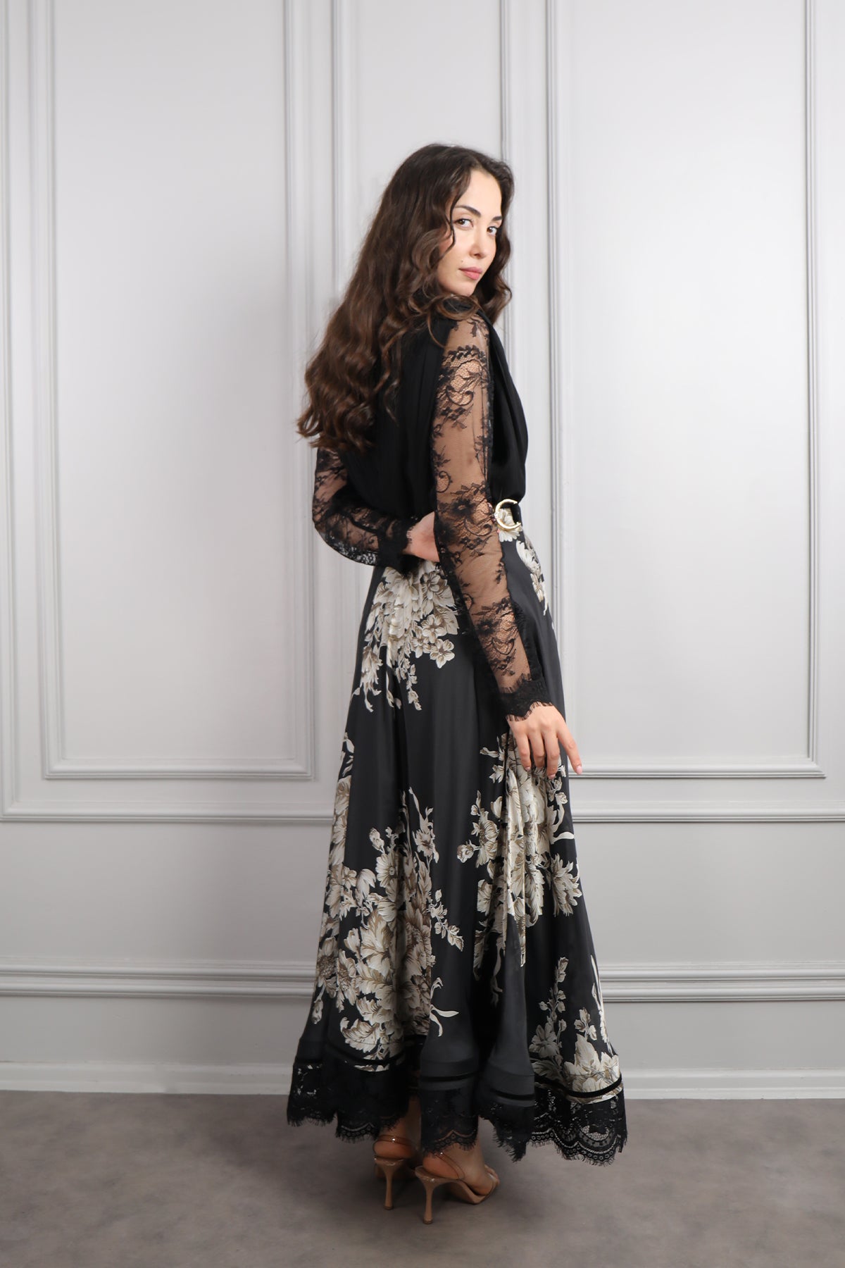 فستان ساتان بتفاصيل دانتيل ونقشات ورود مع حزام, مقاس كبير -اسود وبيج