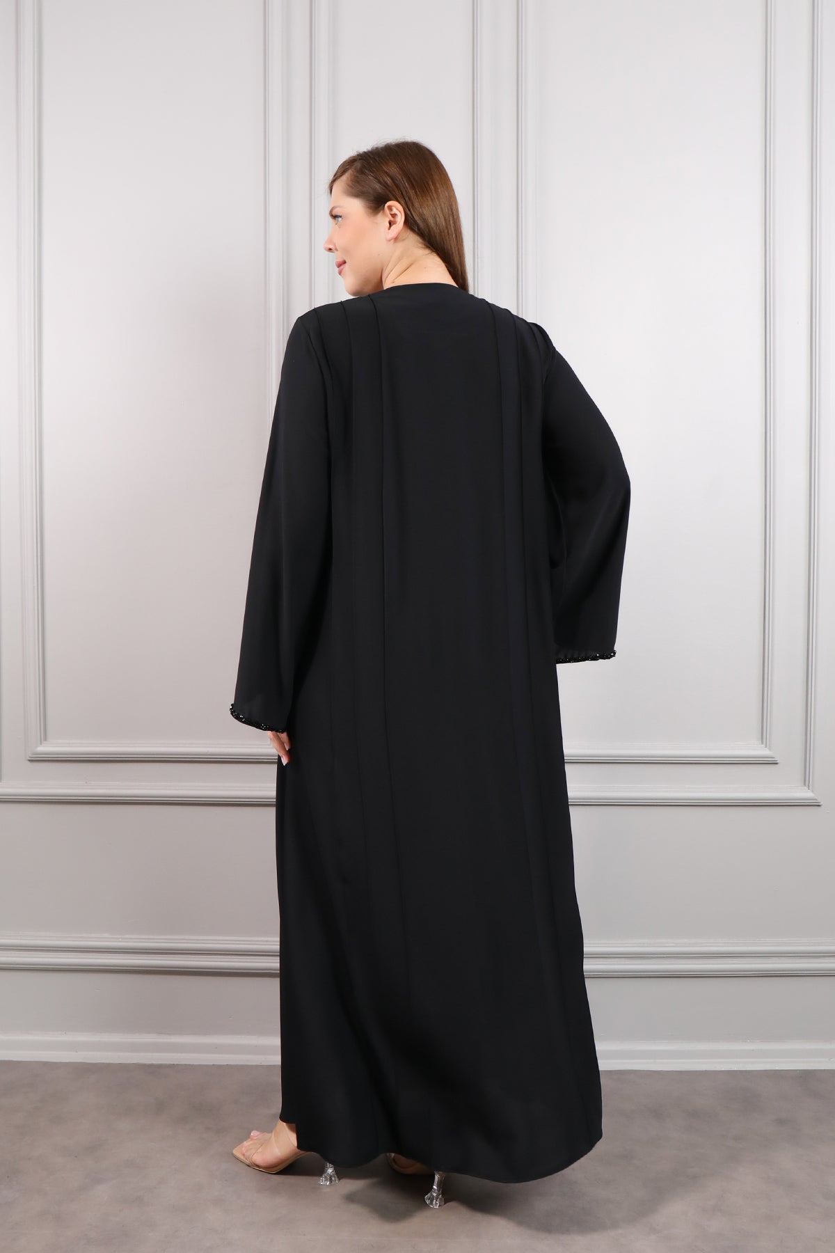 عباية بياقة دائرية بتطريزات خرزية مقاس كبير -اسود