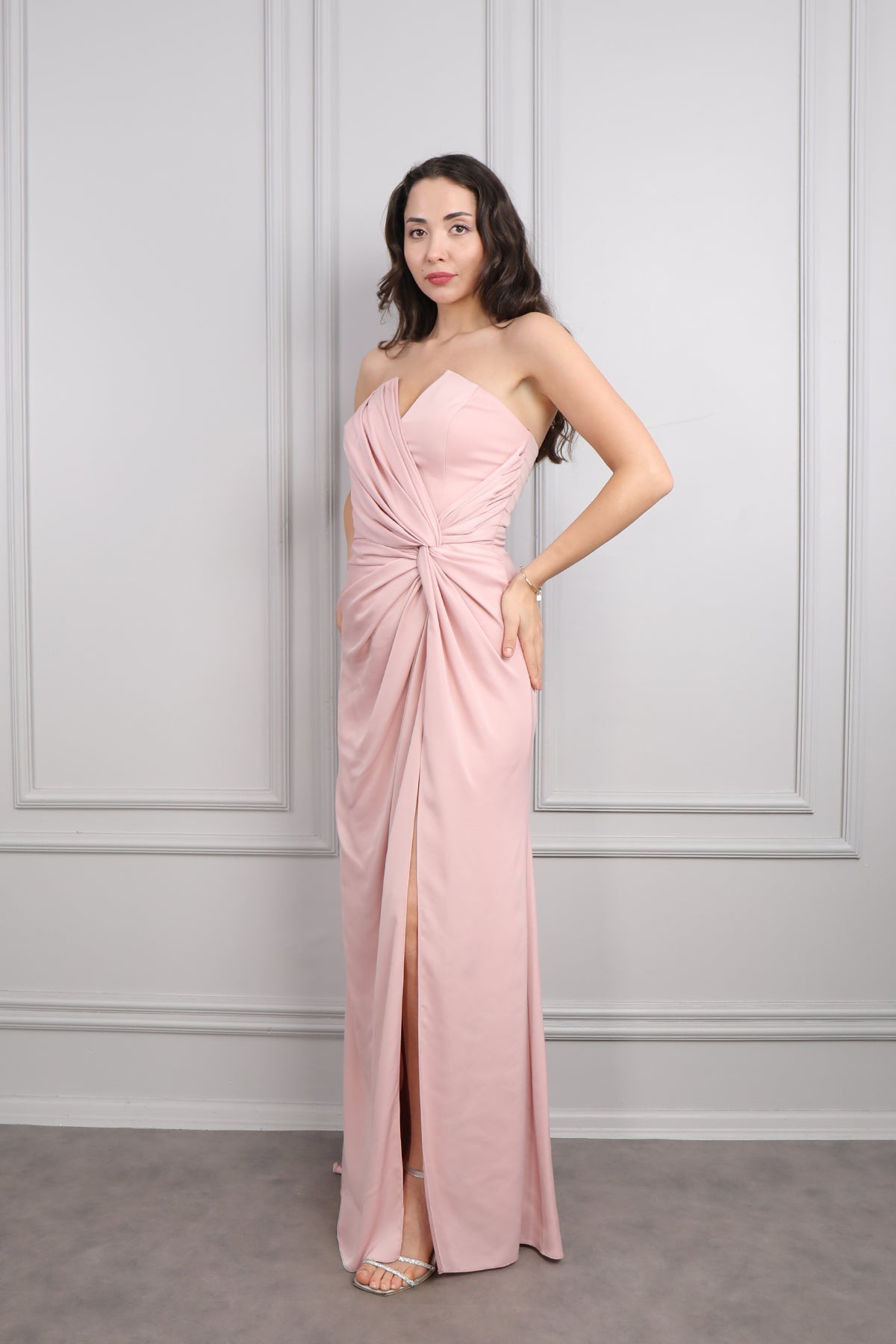 فستان سهرة ساتان سترابلس بربطة عالخصر وفتحة جانبية -بمبي