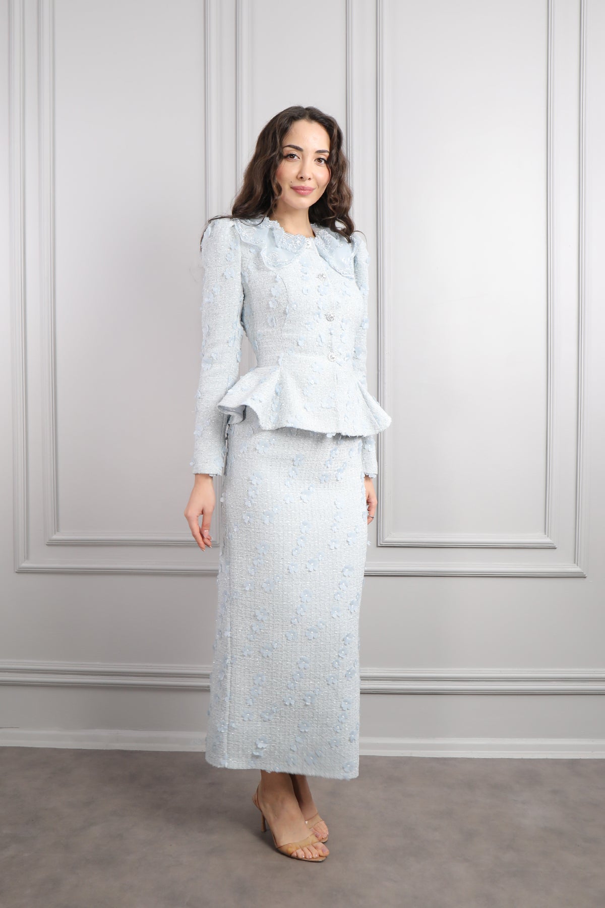 طقم تنورة وجاكيت بتطريزات ورود -ازرق