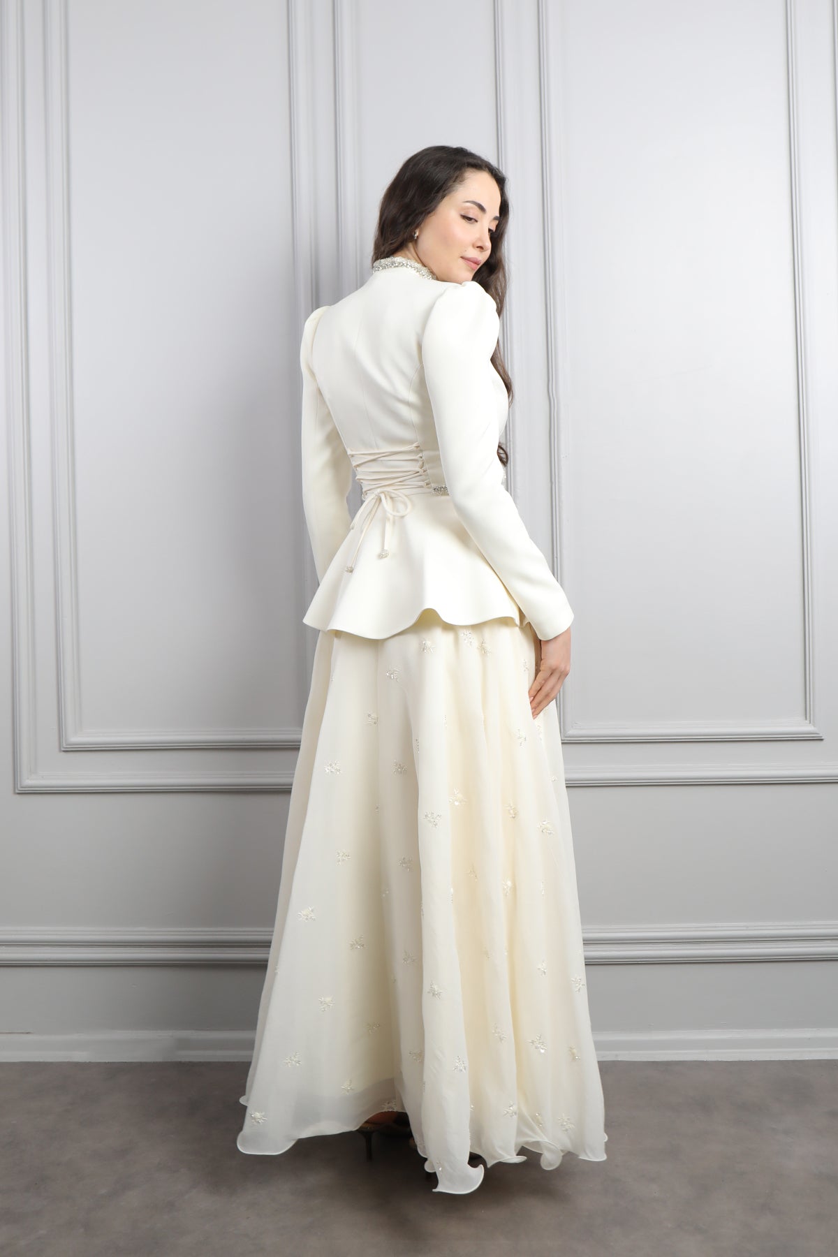 طقم تنورة مزين بتطريزات مع جاكيت مطرز بالفصوص -سكري