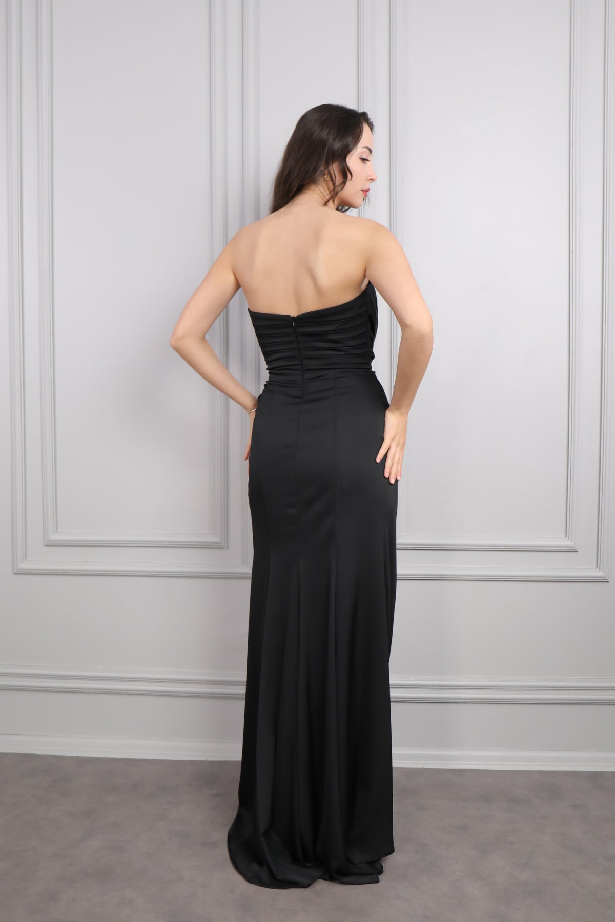 فستان سهرة ساتان سترابلس بربطة عالخصر وفتحة جانبية -اسود