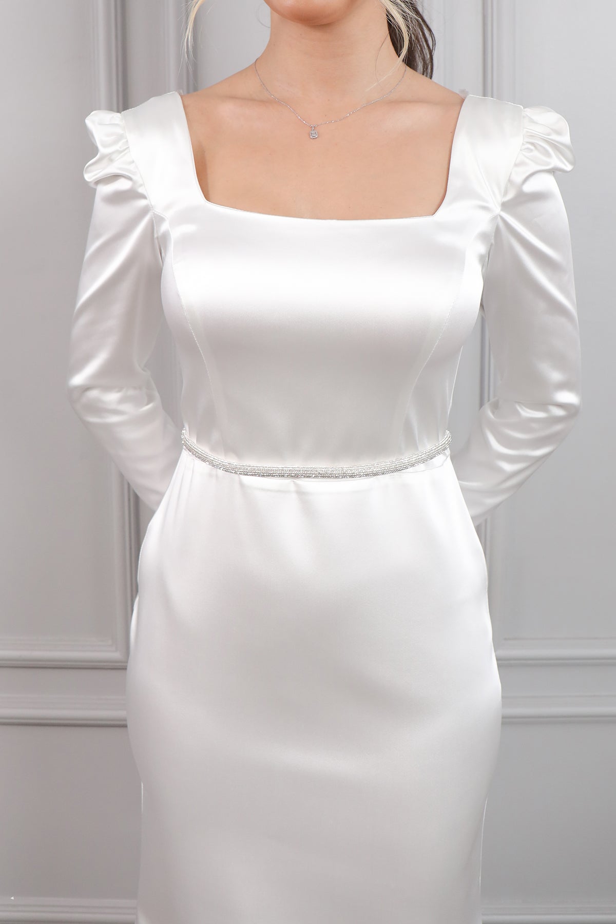 فستان سهرة ساتان بياقة مربعة وحزام عالخصر -ابيض