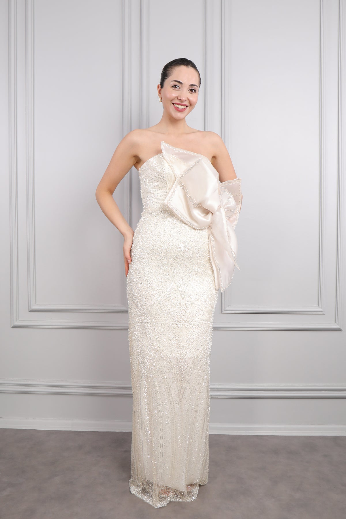 فستان سهرة سترابلس مطرز بالترتر و مزين بوردة كبيرة عالخصر -بيج