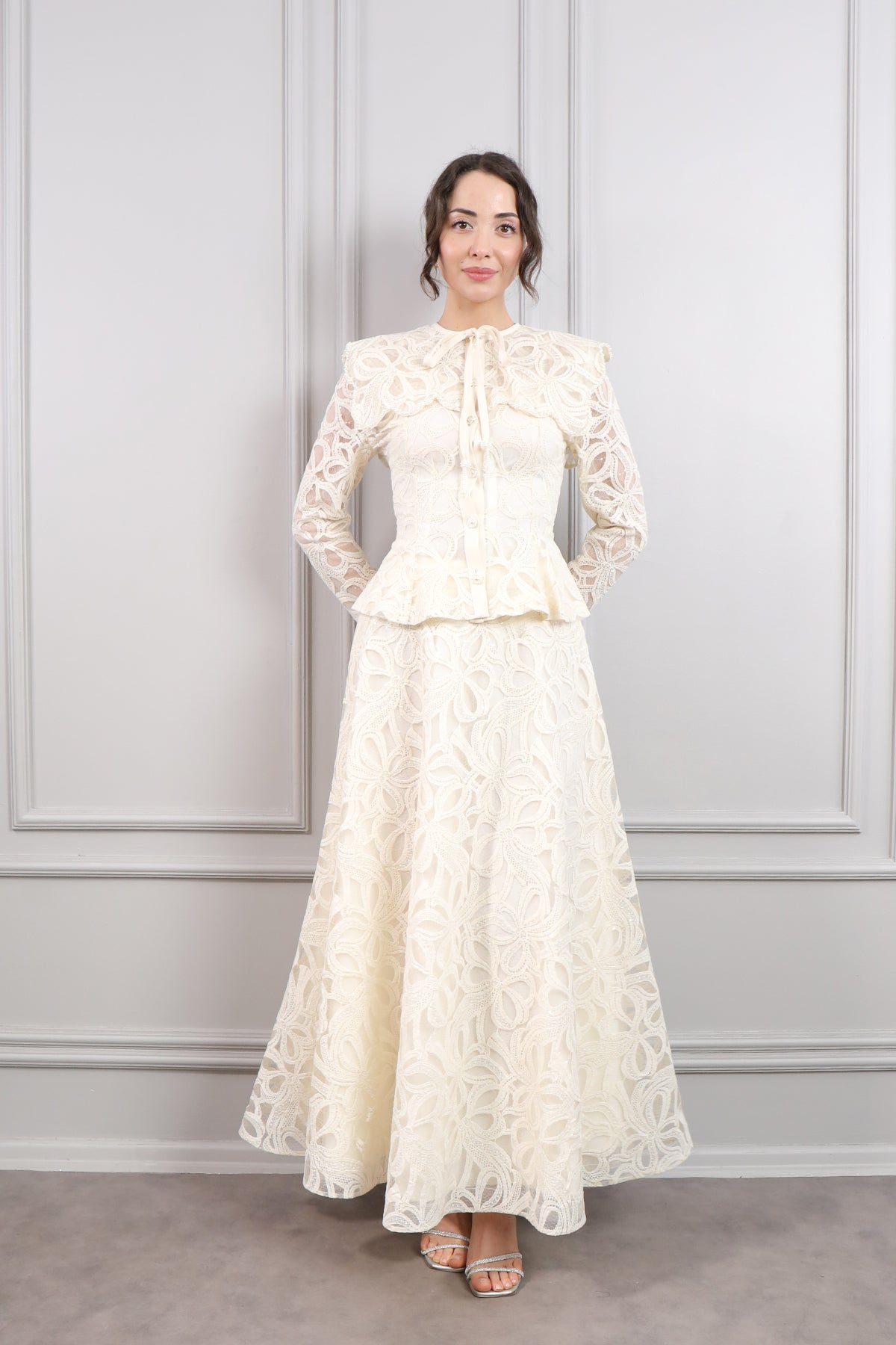 طقم تنورة وجاكيت بياقة اطفال بتطريز ورود -بيج