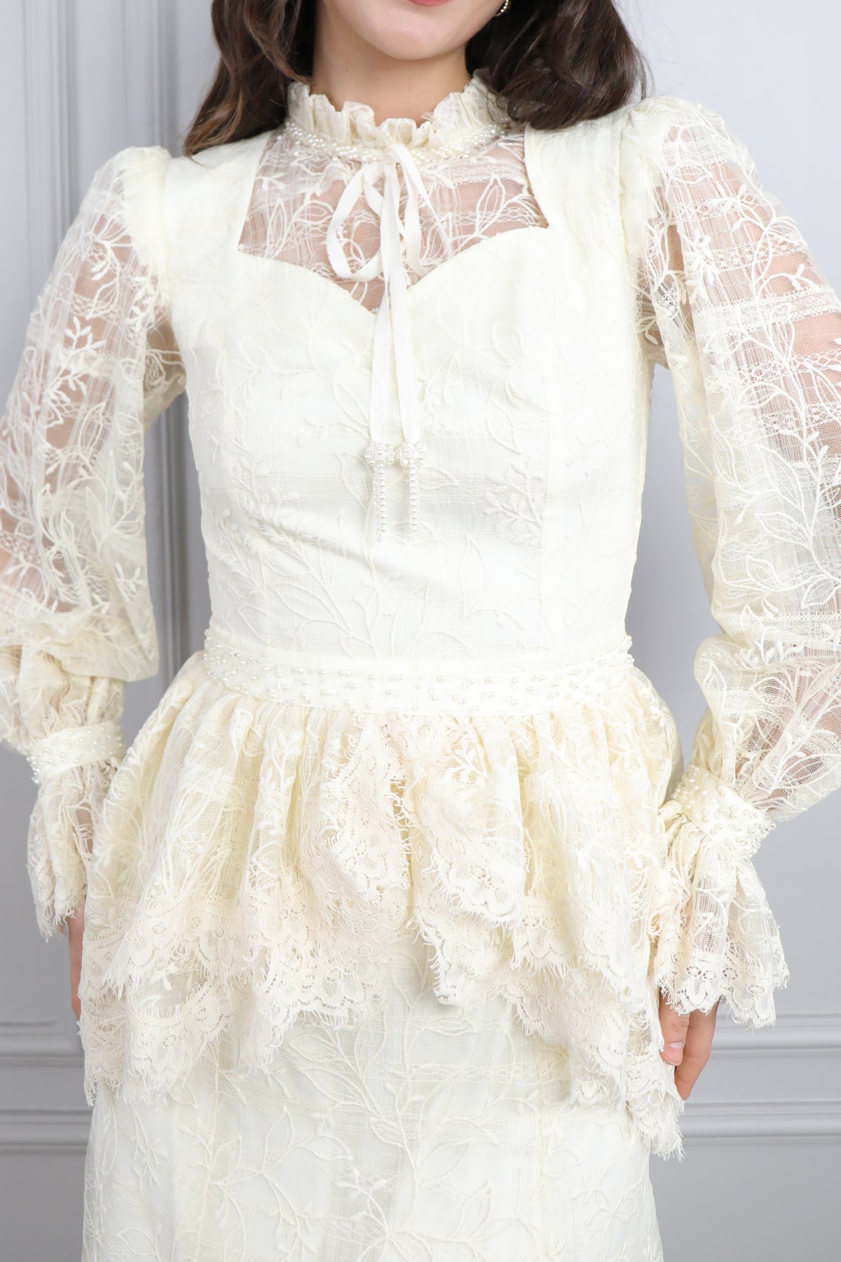 طقم فستان وتنورة دانتيل عالخصر بتطريزات خرزية -بيج