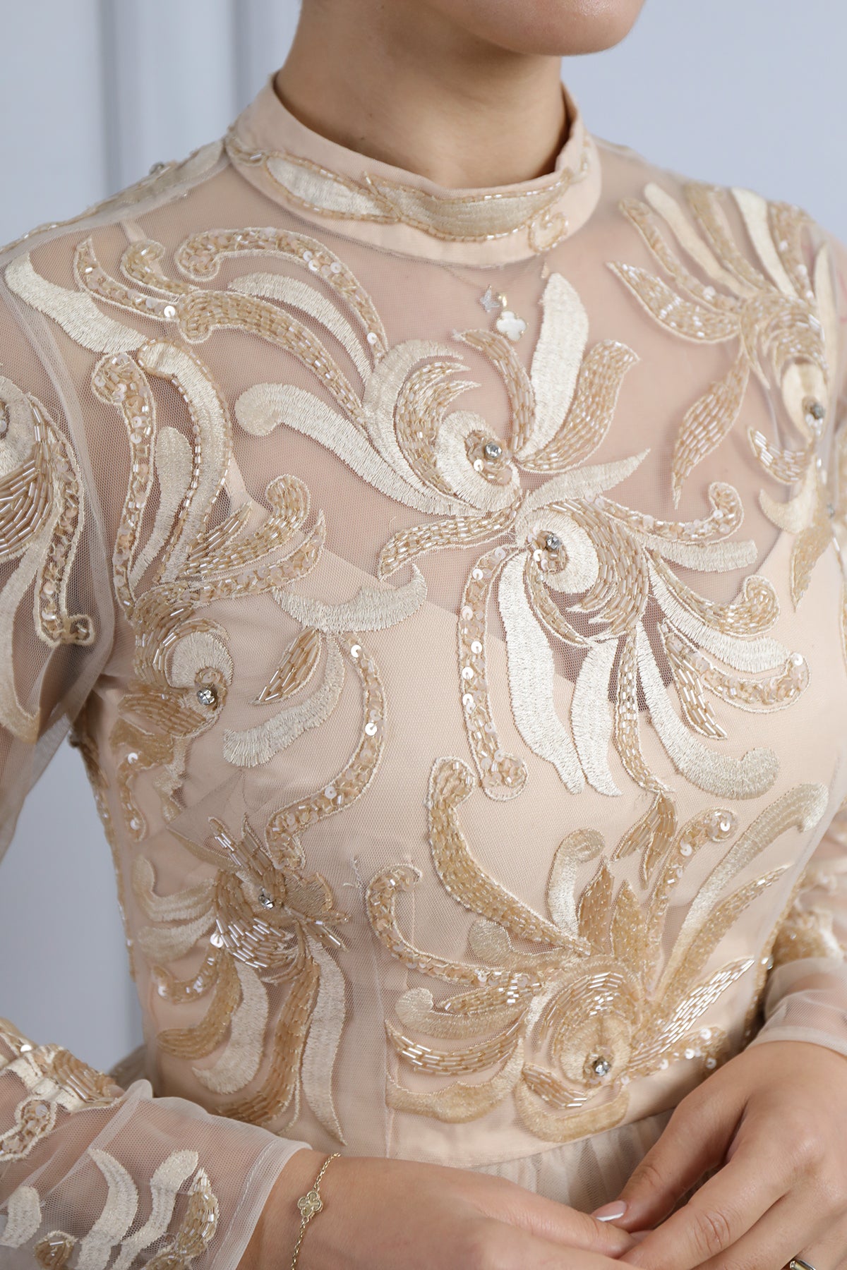 فستان سهرة قصير بتفاصيل شفافة وياقة عالية مزين بالخرز من "المجموعة الخاصة" - بيج