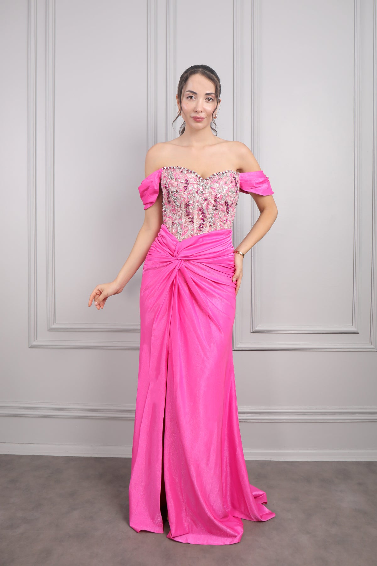 فستان سهرة مكشوف الاكتاف مطرز بالكريستالات مع تفصيل عقدة -فوشي