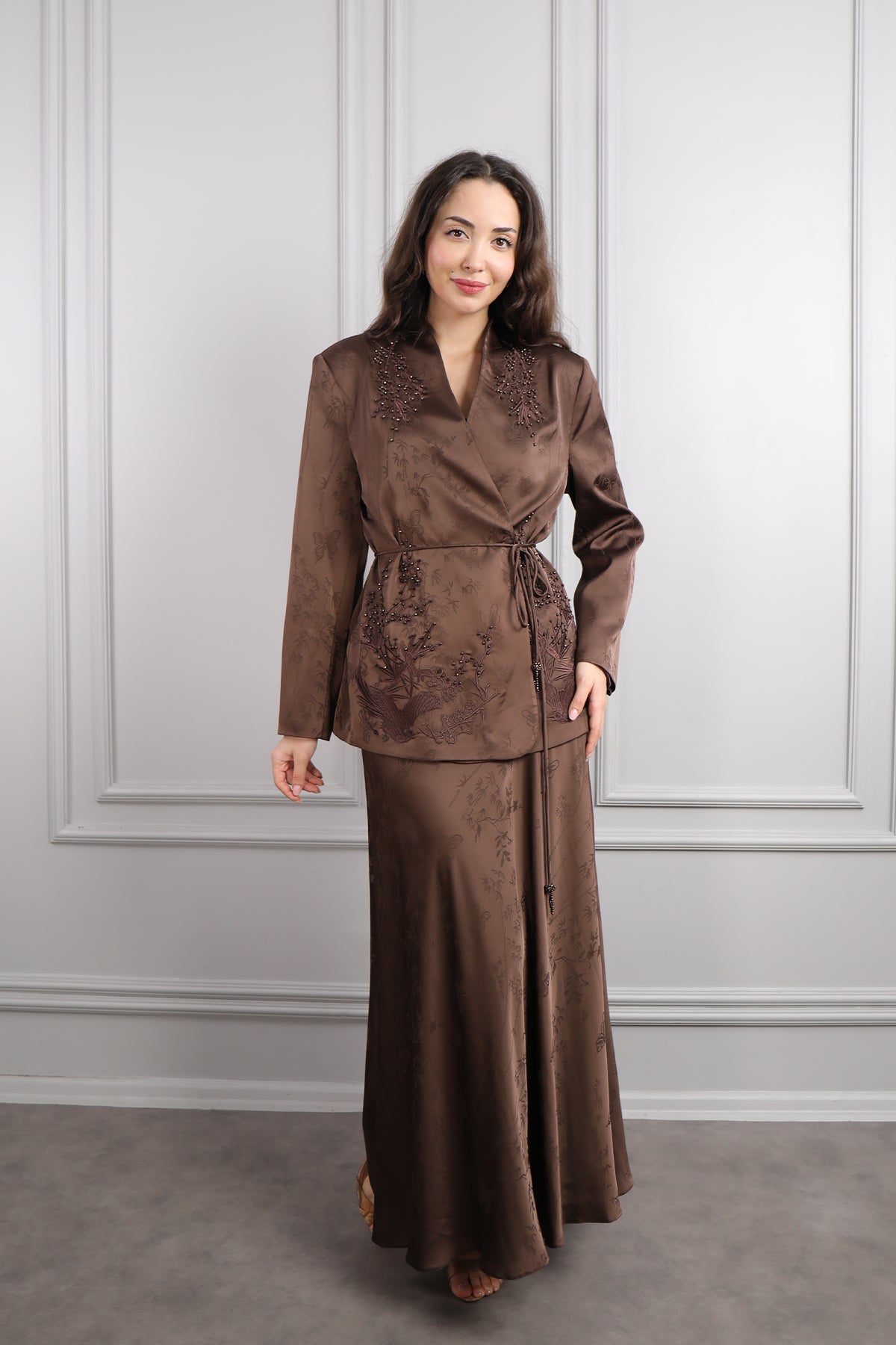 طقم تنورة ساتان وجاكيت بتطريزات خرزية وحزام عالخصر مقاس كبير -بني