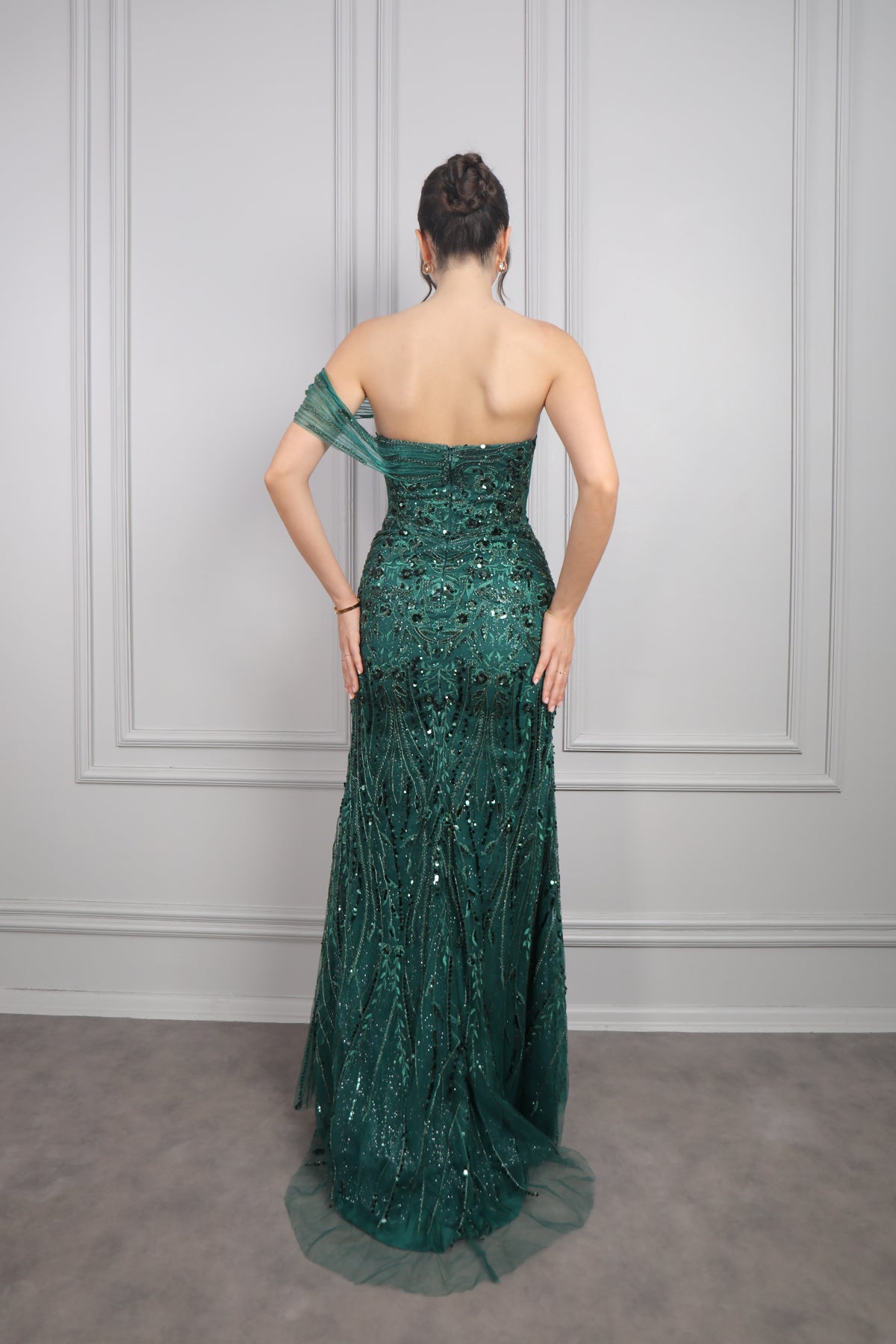 فستان سهرة مكشوف الاكتاف بتطرزات خرزية بفتحة جانبية من "المجموعة الخاصة" -اخضر