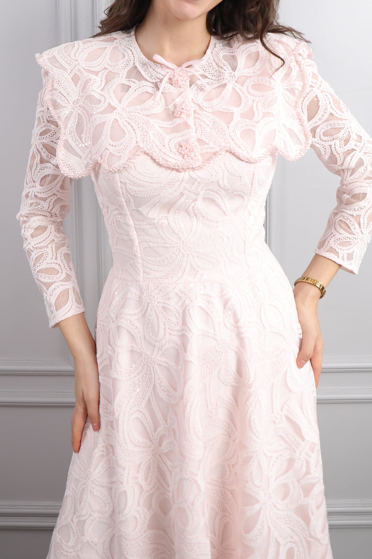 فستان ميدي بتفاصيل دانتيلية بياقة اطفال مزين بازرار خرزية -بمبي