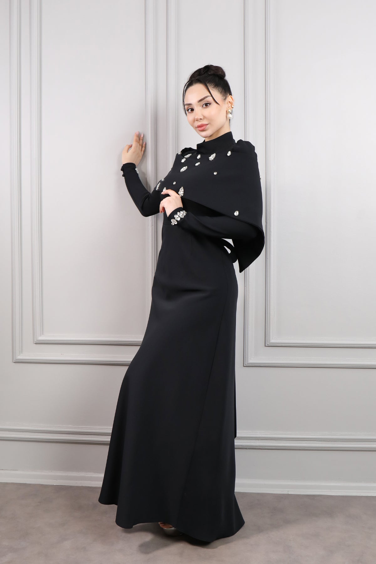 فستان سهرة خناقي للمحجبات بتطريزات كريستالية -اسود
