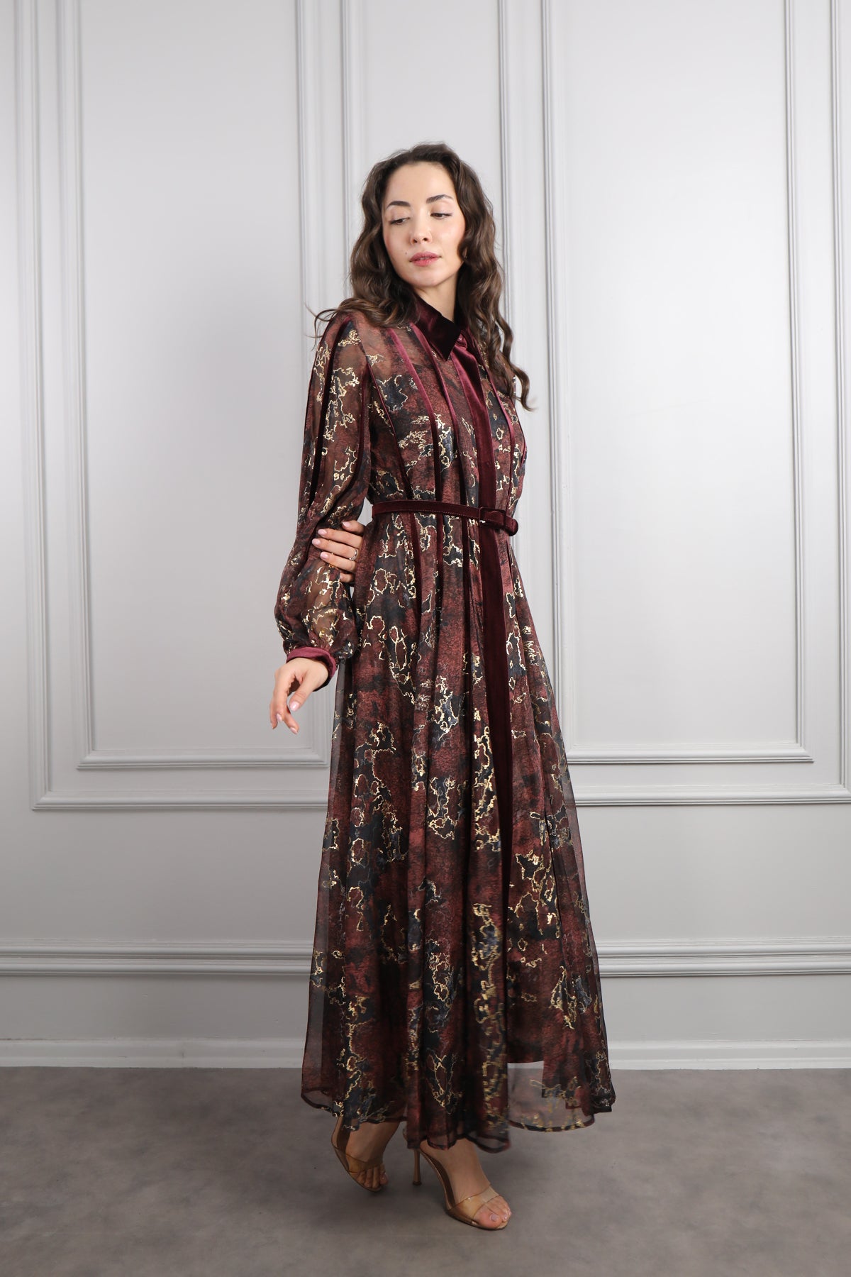 فستان شيفون بزخرفات ذهبية وتفاصيل مخملية مقاس كبير -عودي