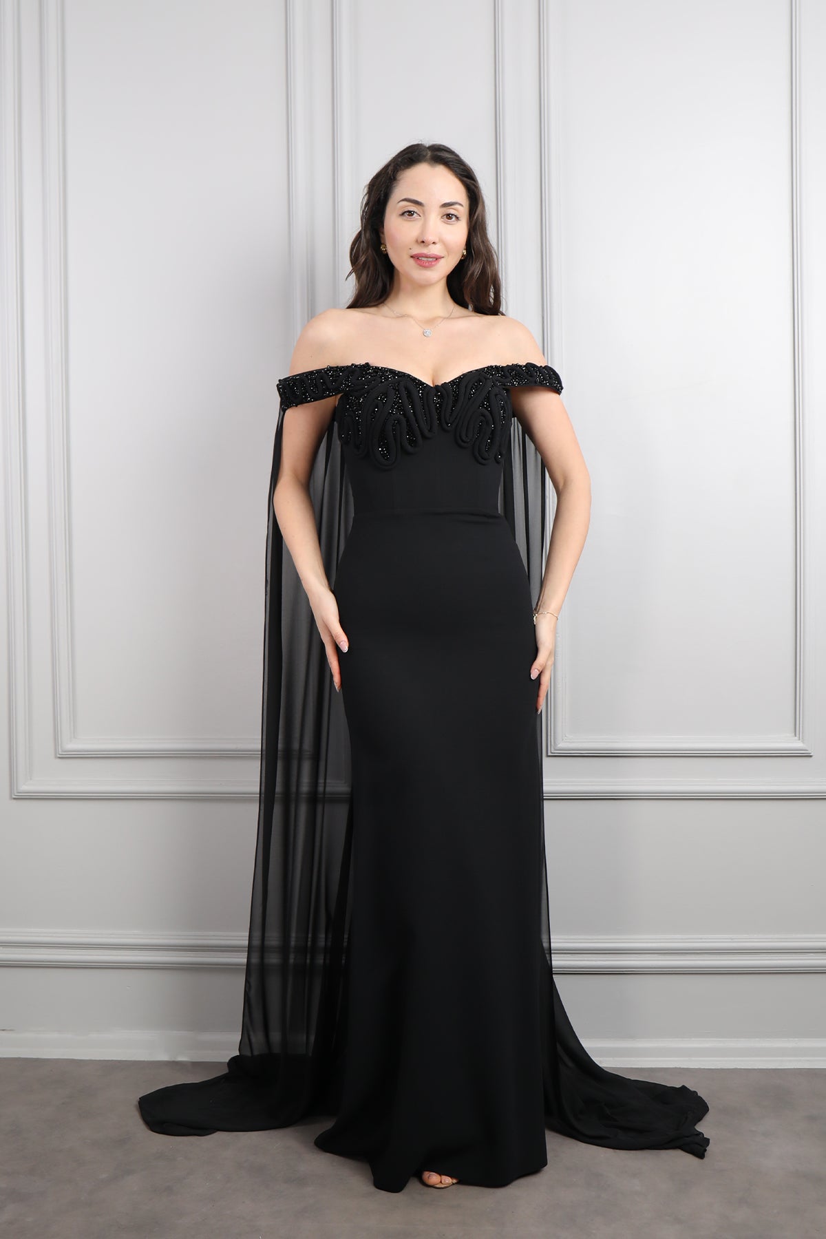 فستان سهرة مزين بتطريزات خرزية وتصميم مكشوف الاكتاف بكايب طويل-اسود