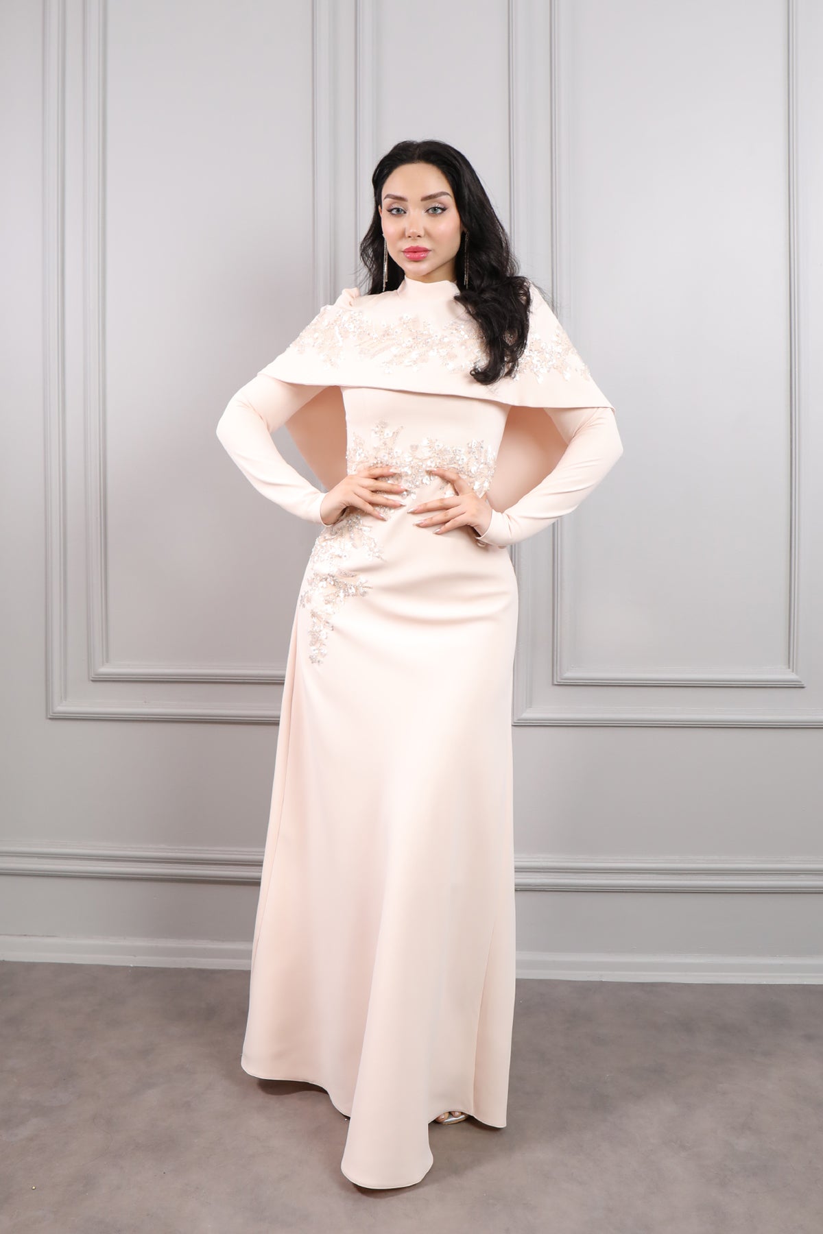 فستان سهرة للمحجبات بتطريزات خرزية -بمبي