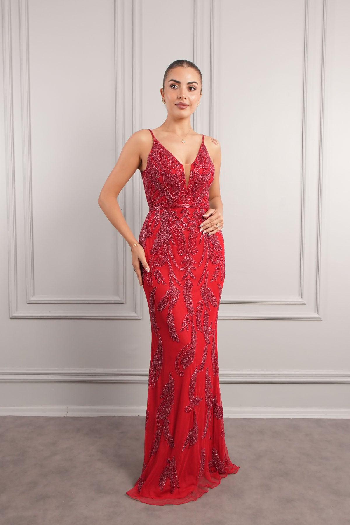 فستان سهرة طويل بحمالات رفيعة وياقة مفتوحة مطرز بالخرز من"المجموعة الخاصة" -احمر