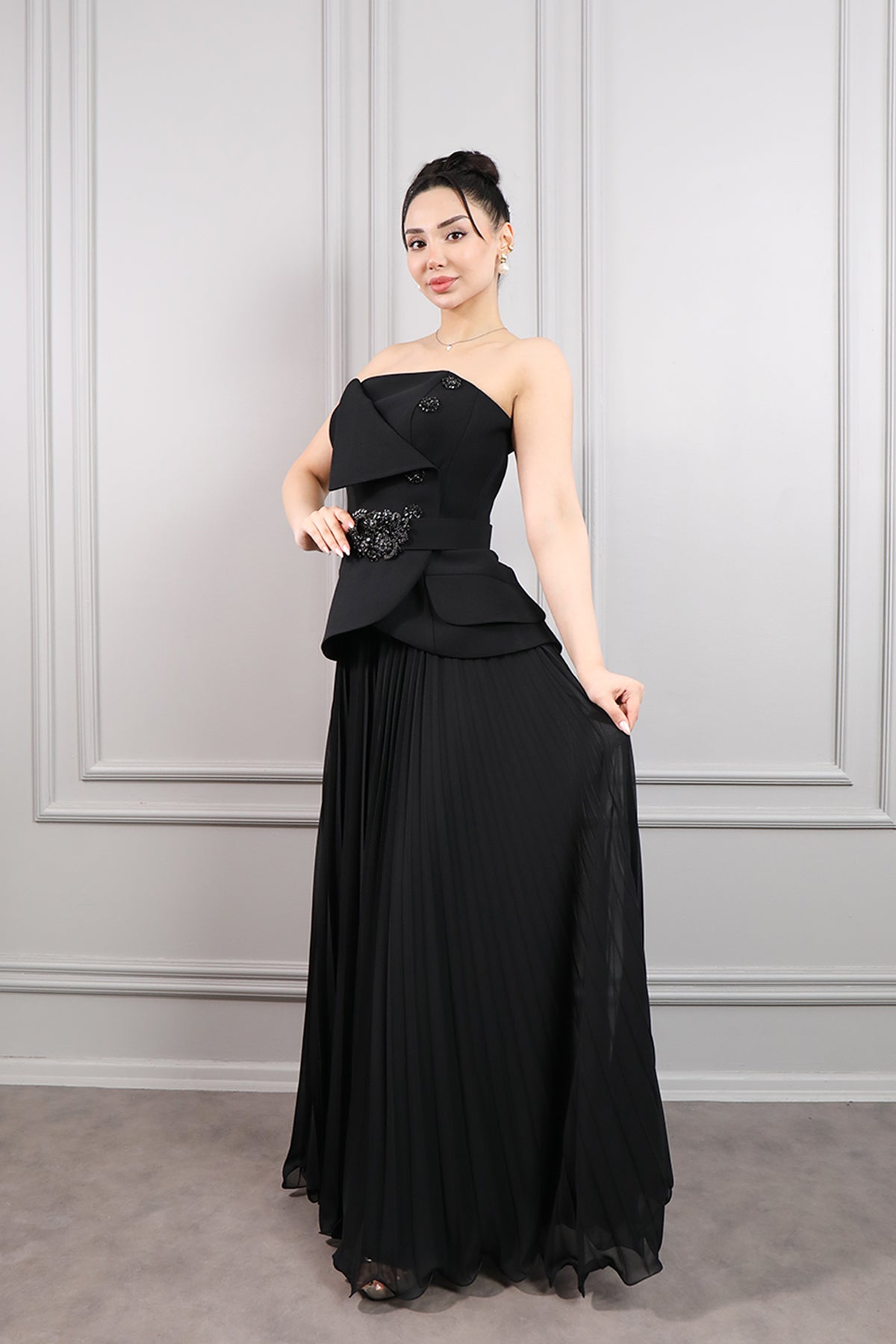 فستان سهرة سترابلس بحزام مطرز بالكريستالات وتنورة مكسرة -اسود