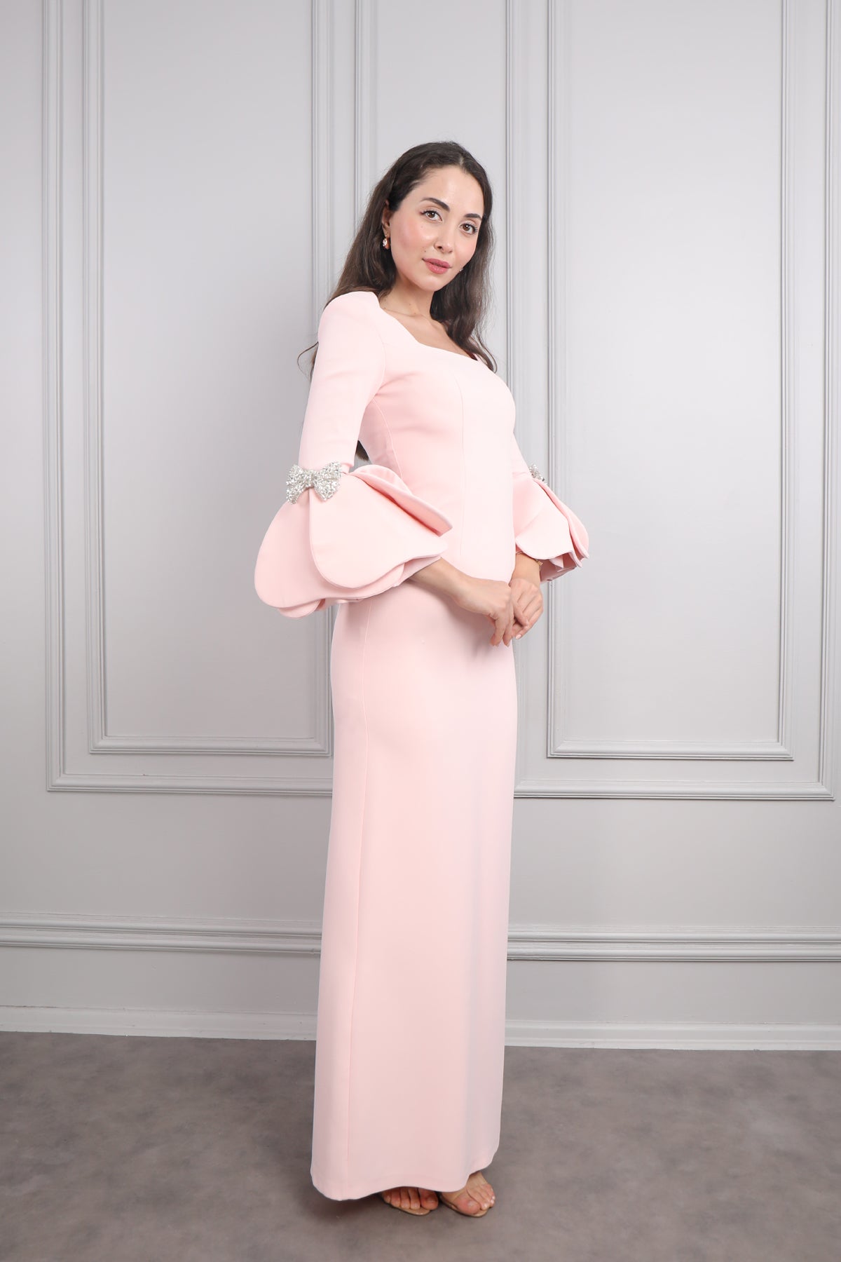 فستان سهرة بياقة مربعة واكمام منتفخة بفيونكة كريستالية -بمبي