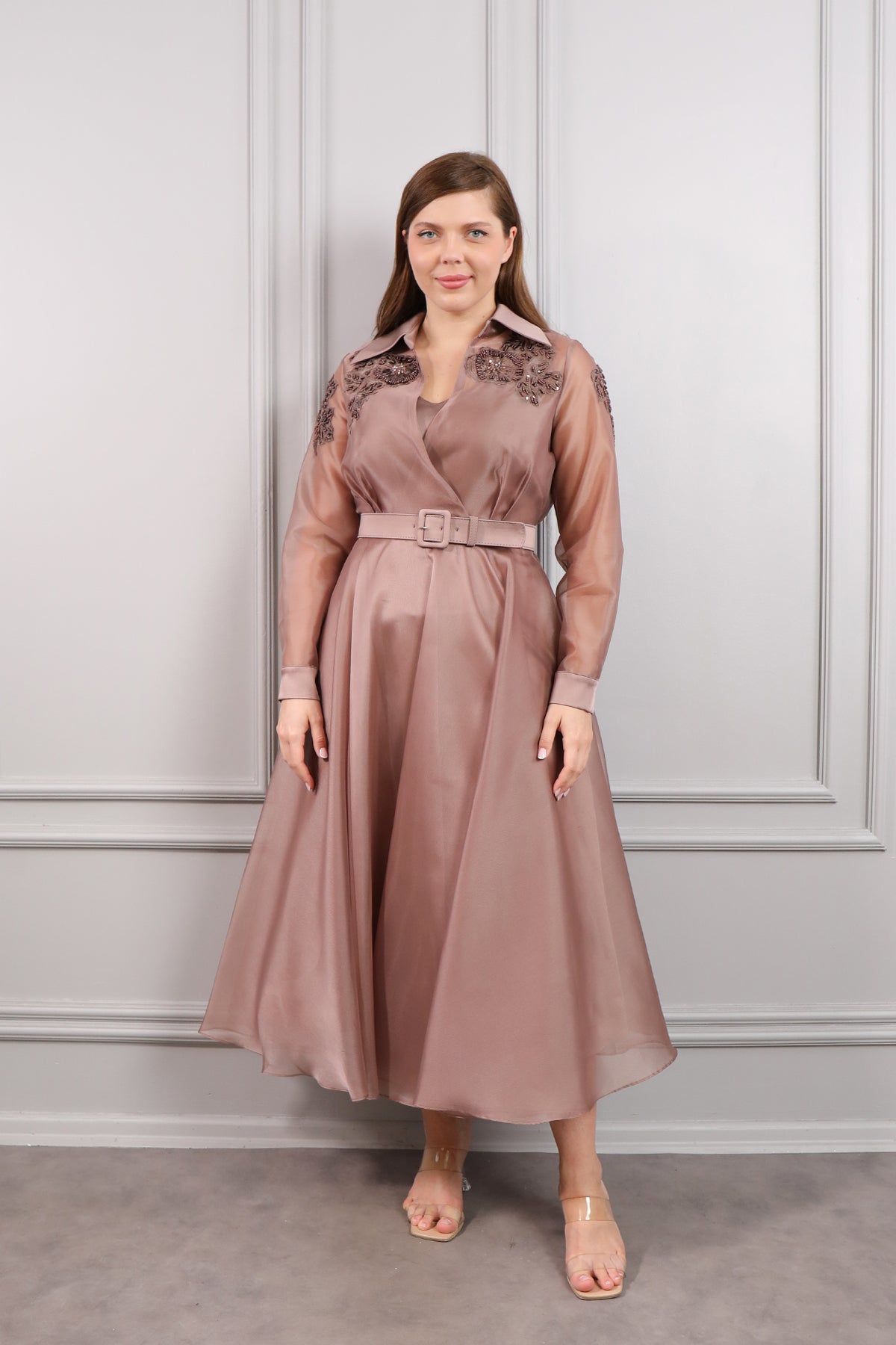 فستان ميدي بياقة قميص مزين بالخرز مع حزام عالخصر مقاس كبير -بني